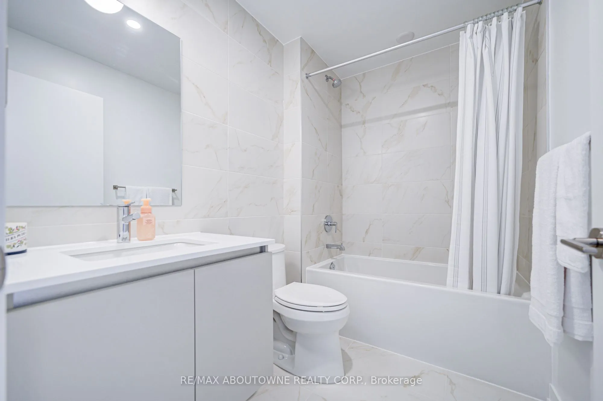 395 Dundas Street W, #234