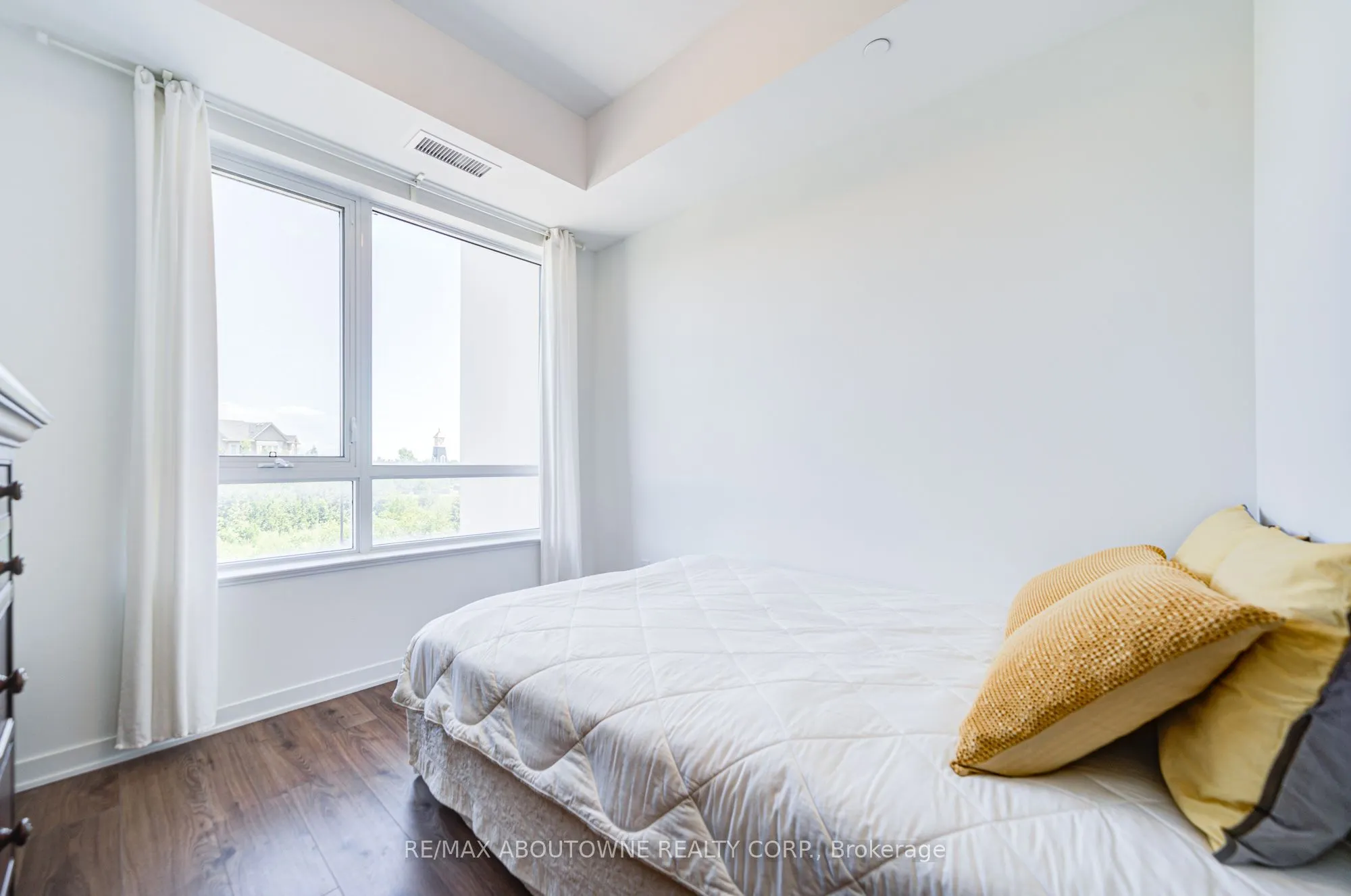 395 Dundas Street W, #234