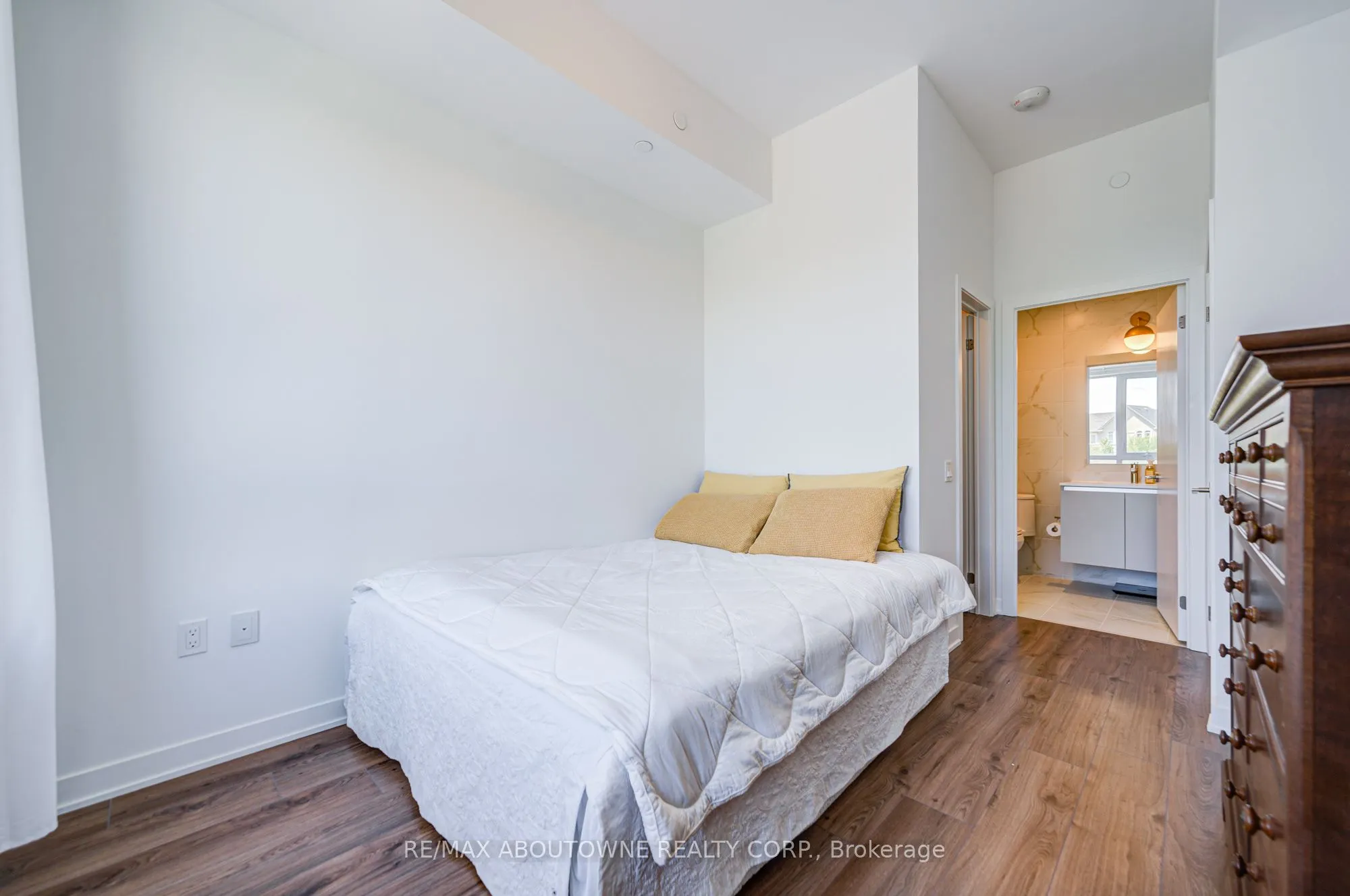 395 Dundas Street W, #234