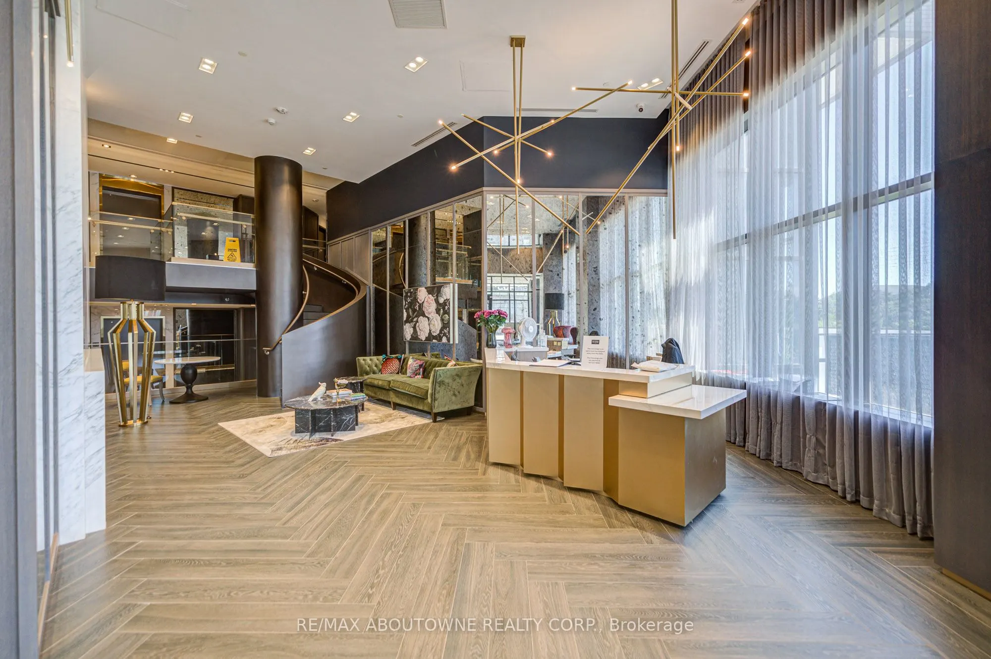 395 Dundas Street W, #234