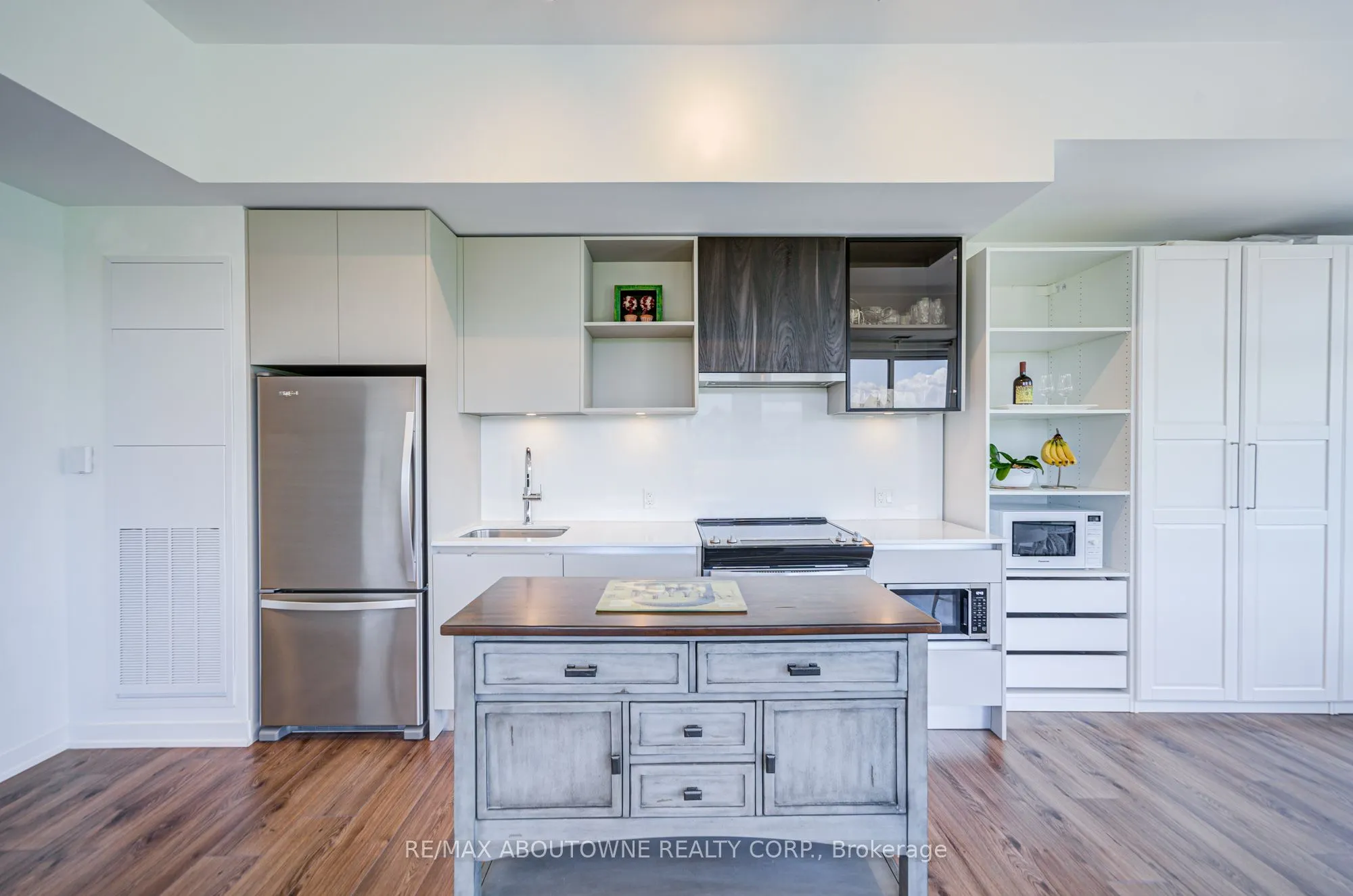 395 Dundas Street W, #234
