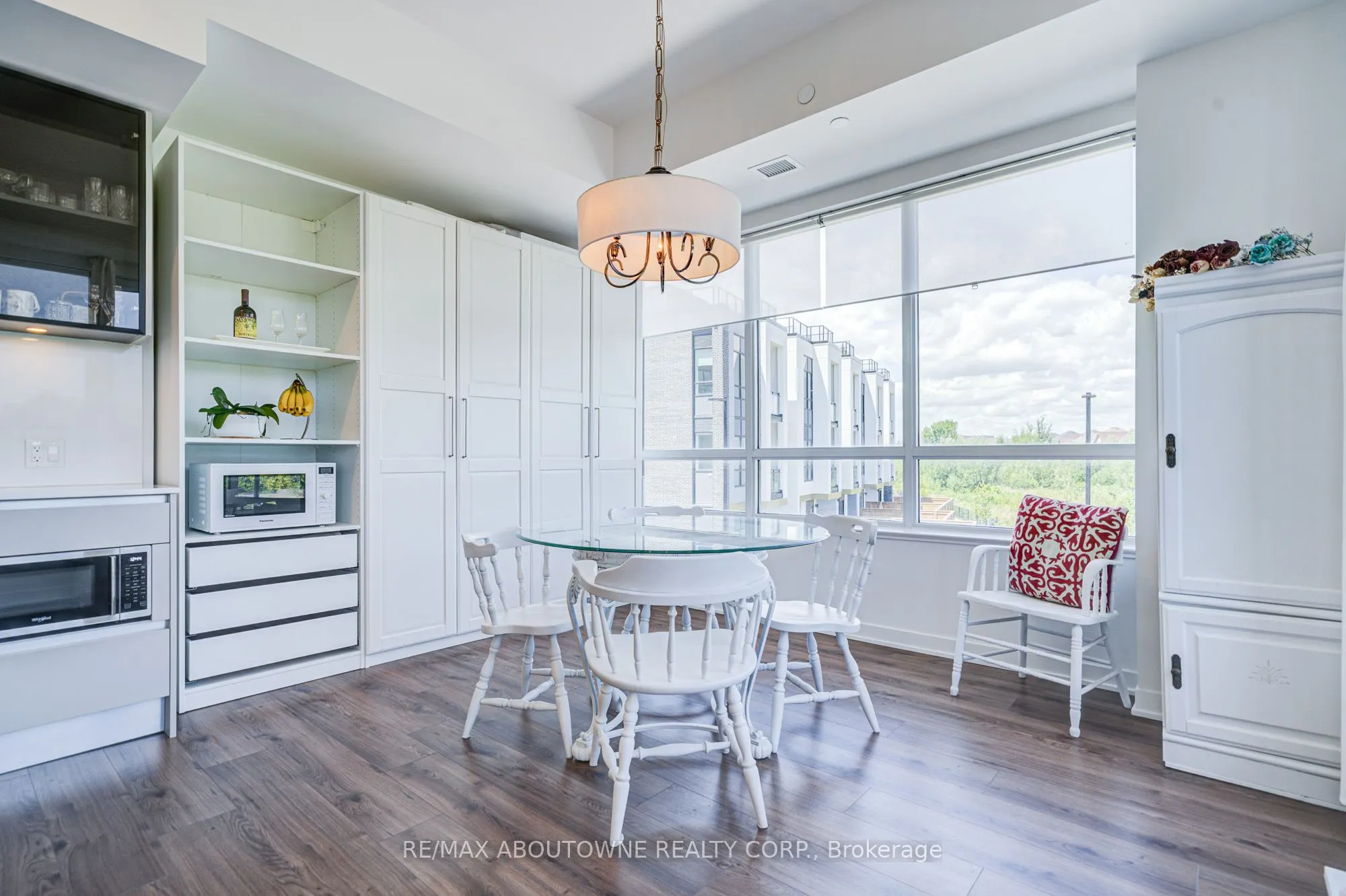 395 Dundas Street W, #234