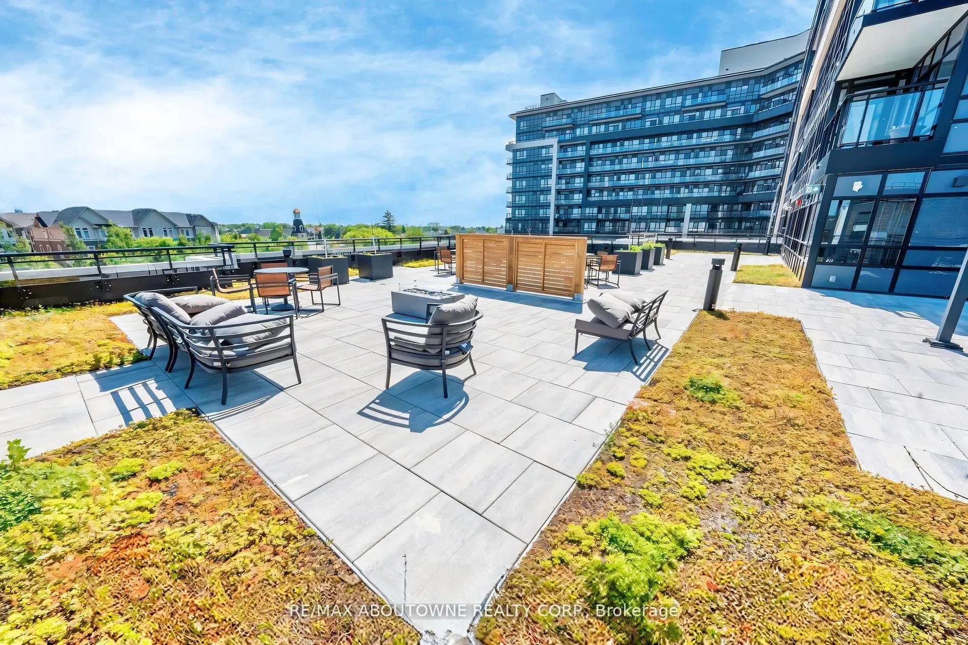 395 Dundas Street W, #234