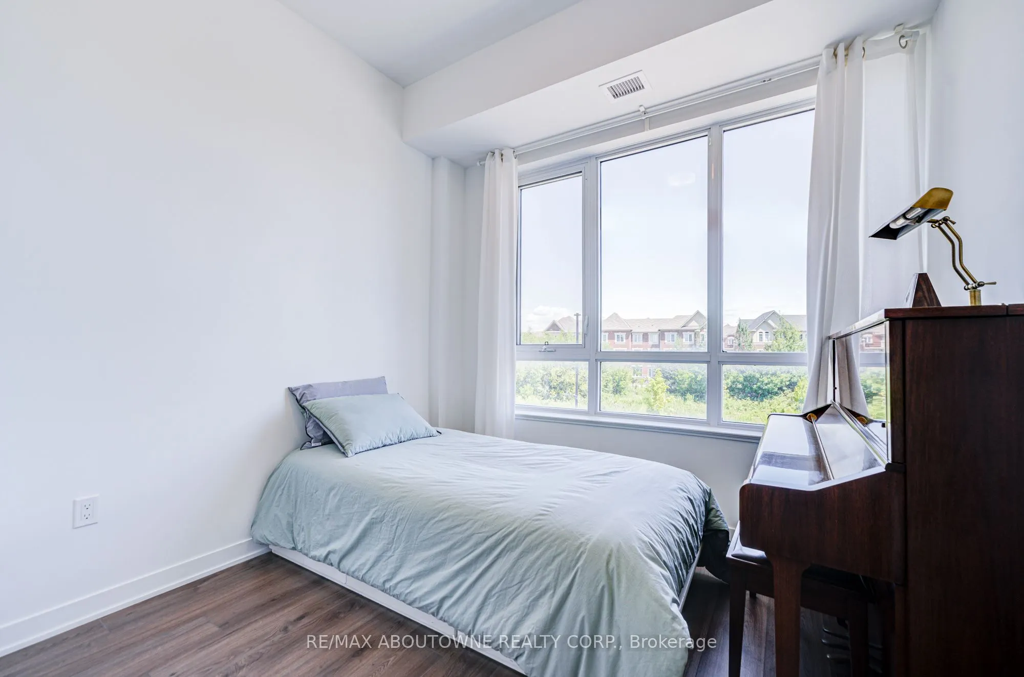 395 Dundas Street W, #234