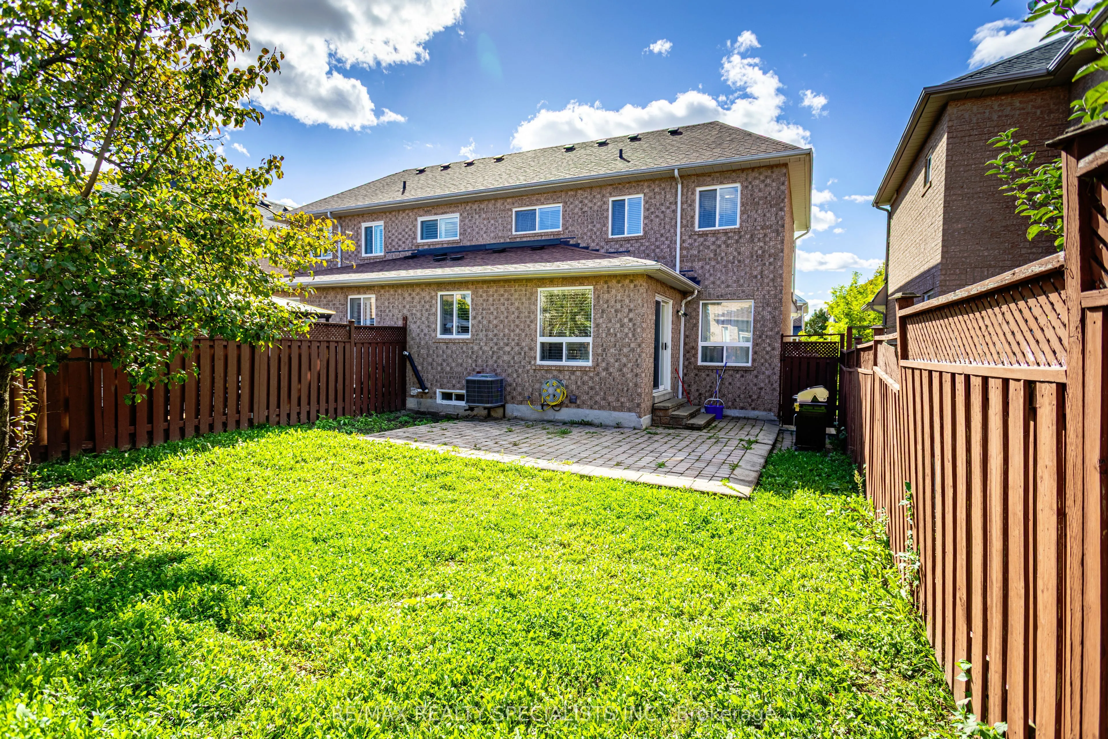 5449 Rochelle Way