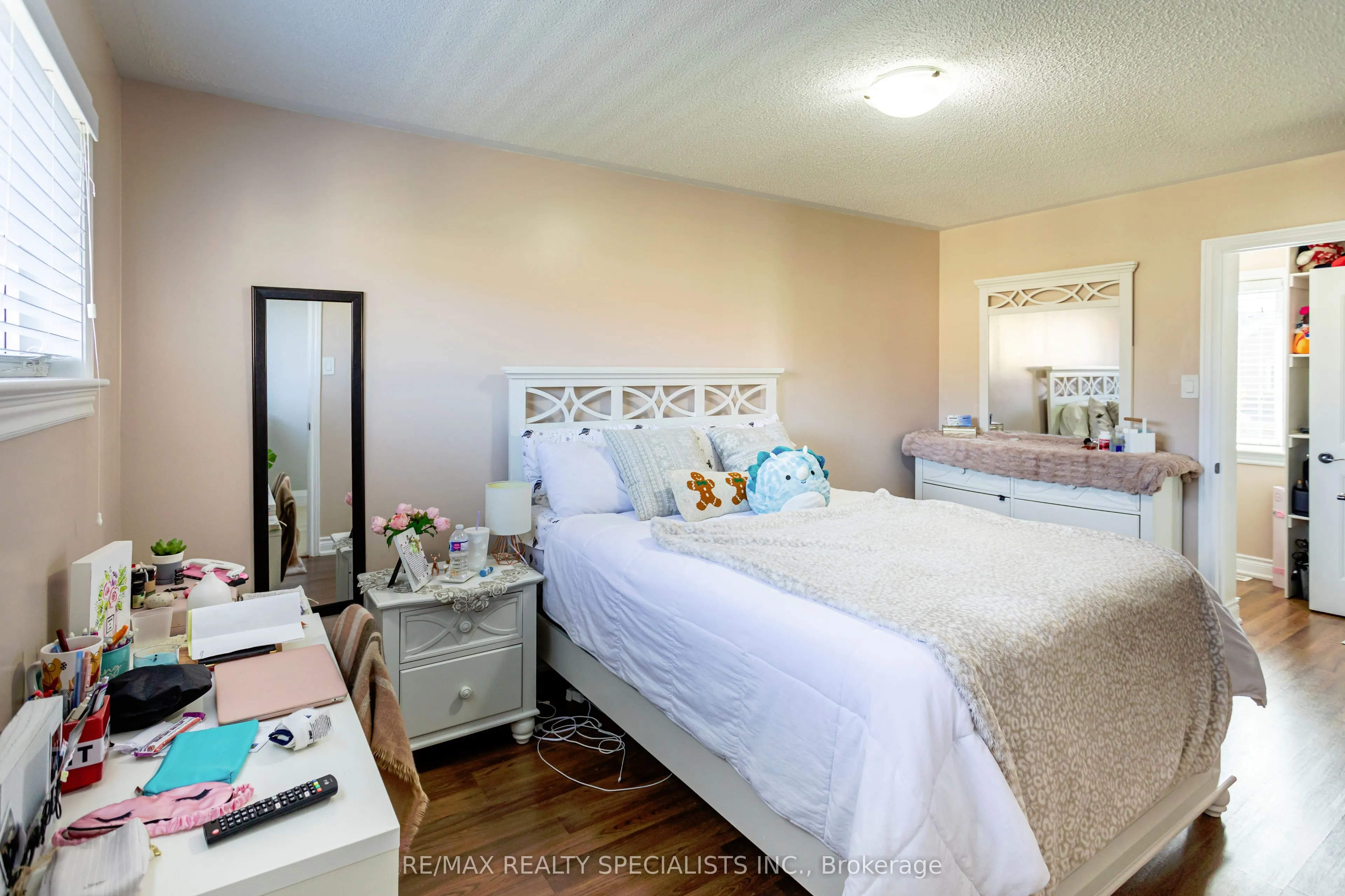 5449 Rochelle Way