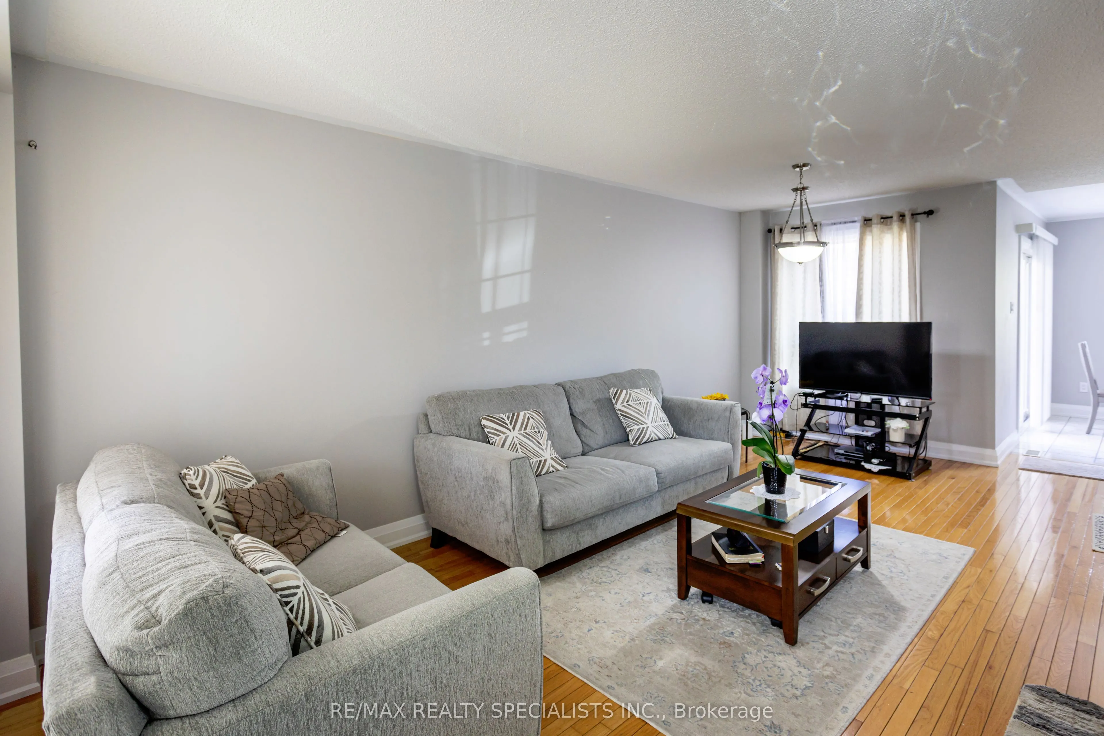 5449 Rochelle Way