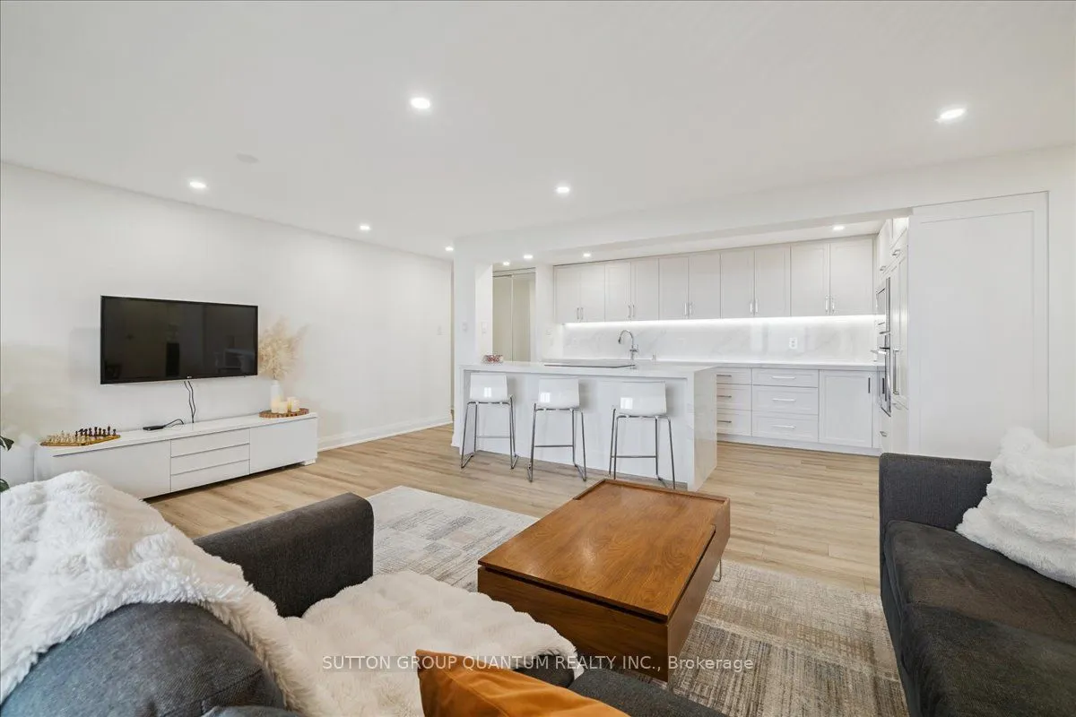 1515 Lakeshore Road E, #1404
