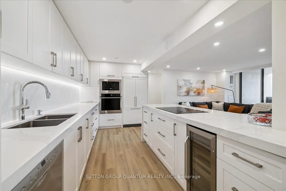 1515 Lakeshore Road E, #1404