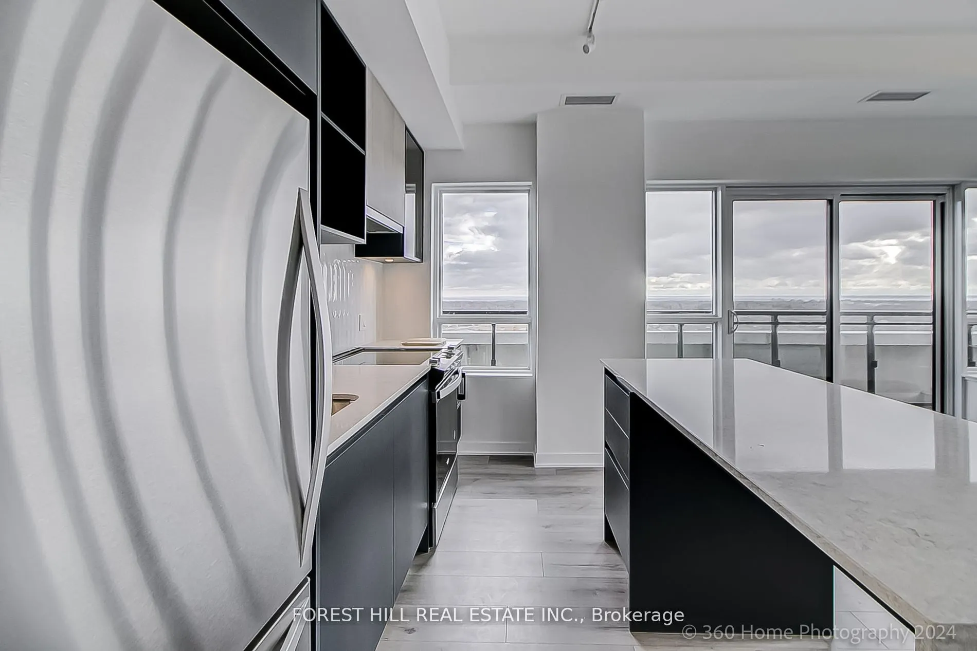 395 Dundas Street W, #PH 16