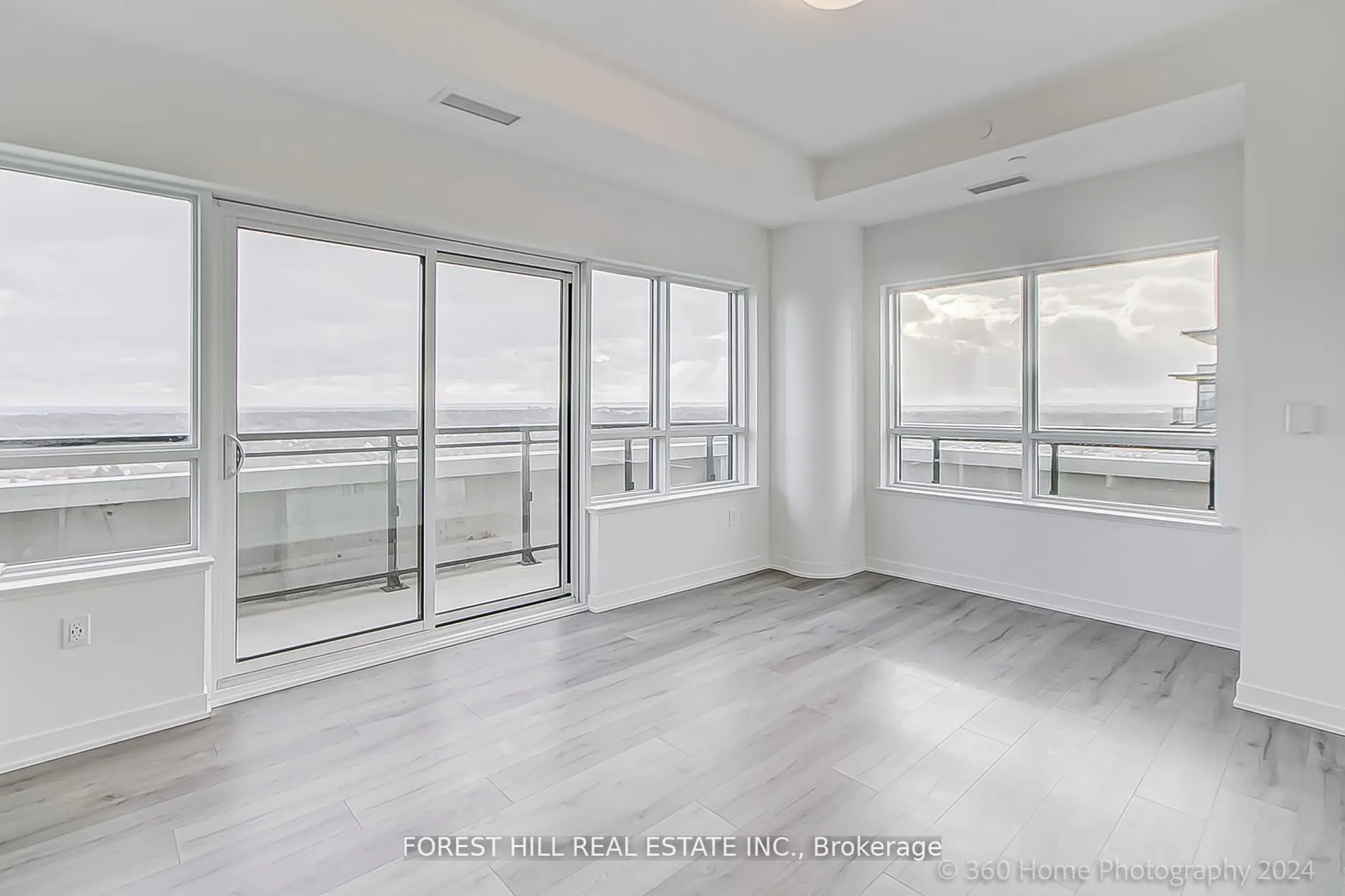 395 Dundas Street W, #PH 16