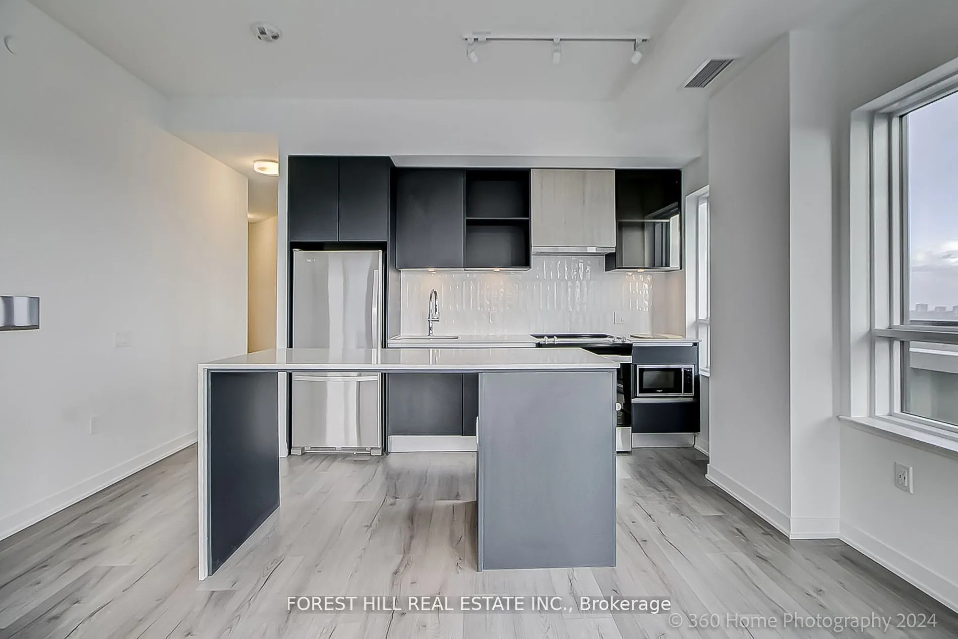395 Dundas Street W, #PH 16