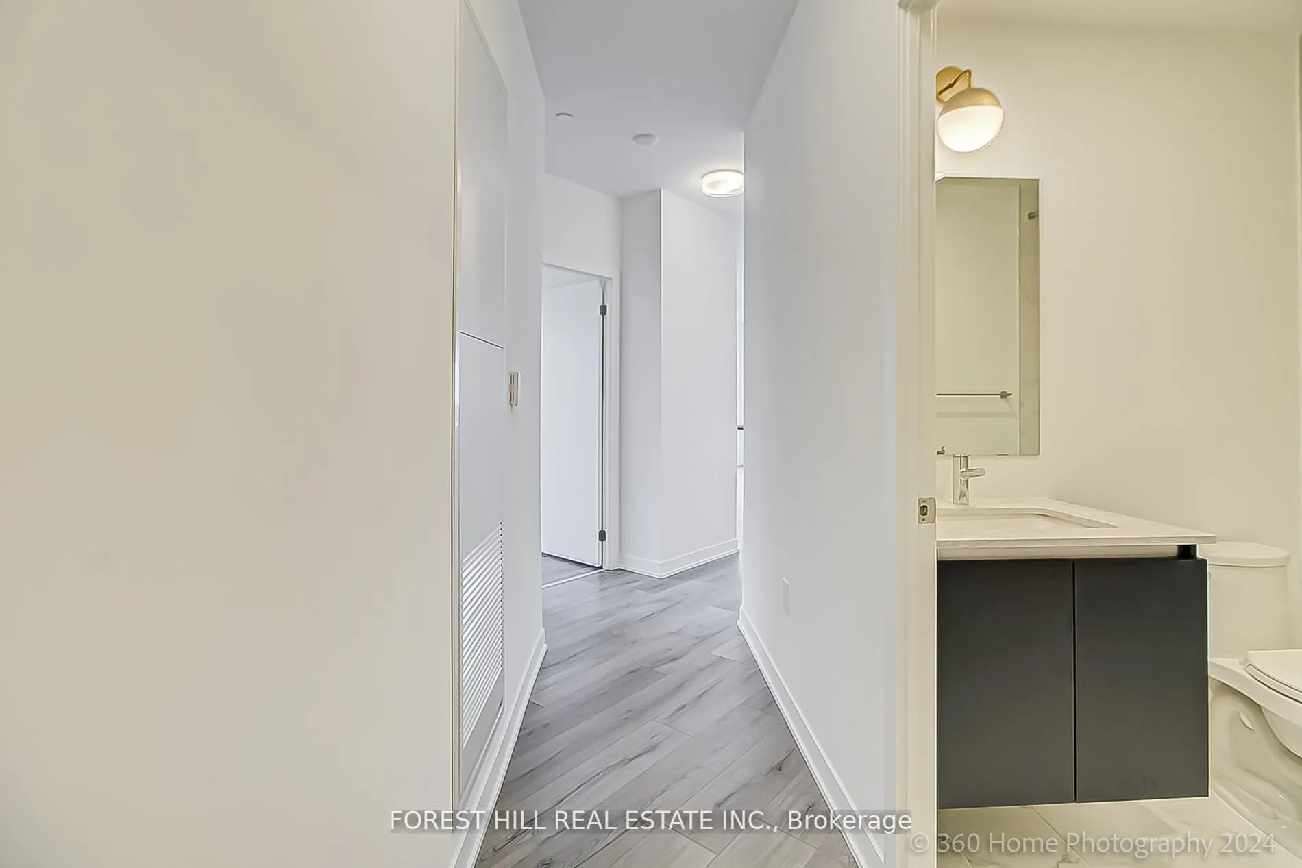 395 Dundas Street W, #PH 16