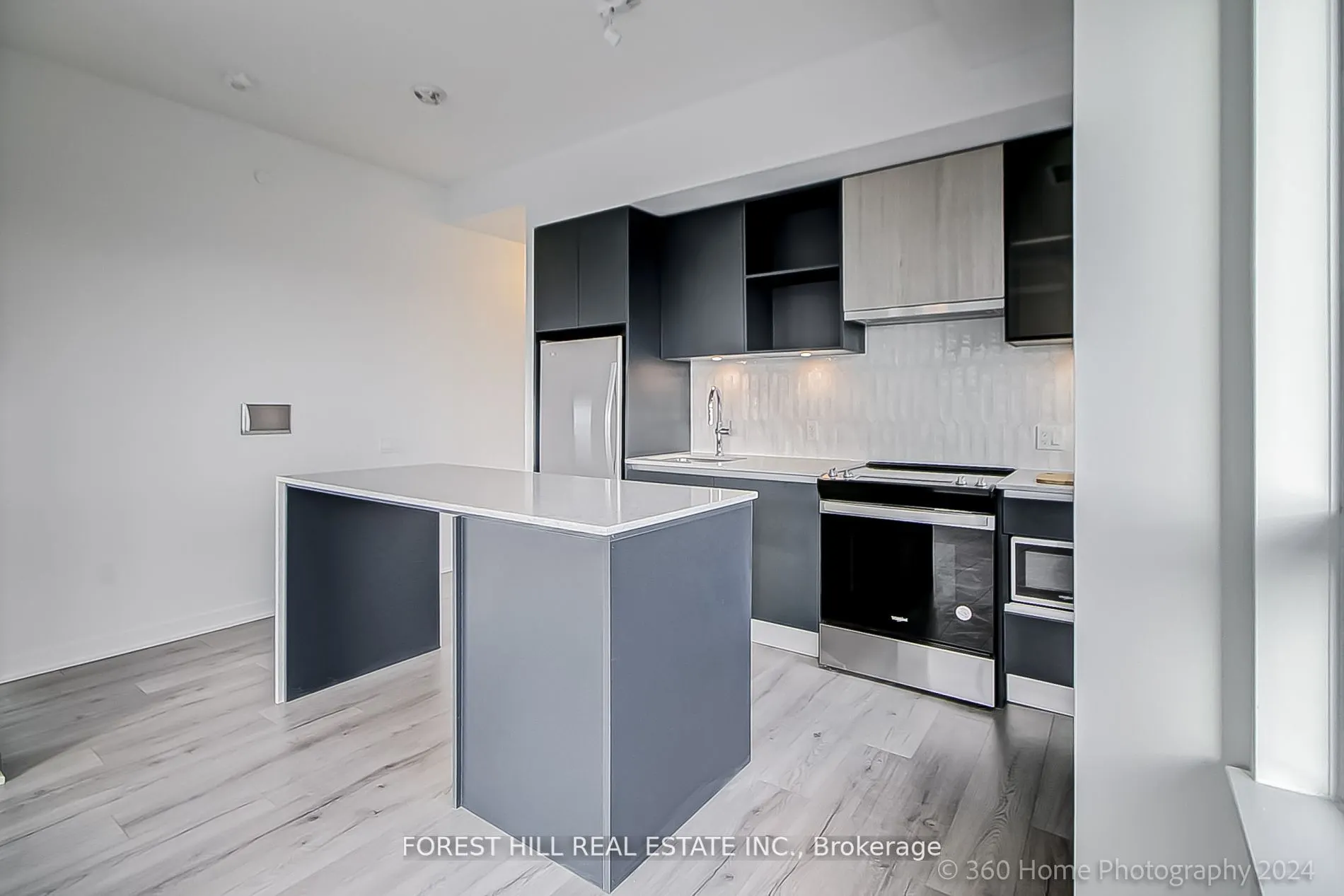 395 Dundas Street W, #PH 16