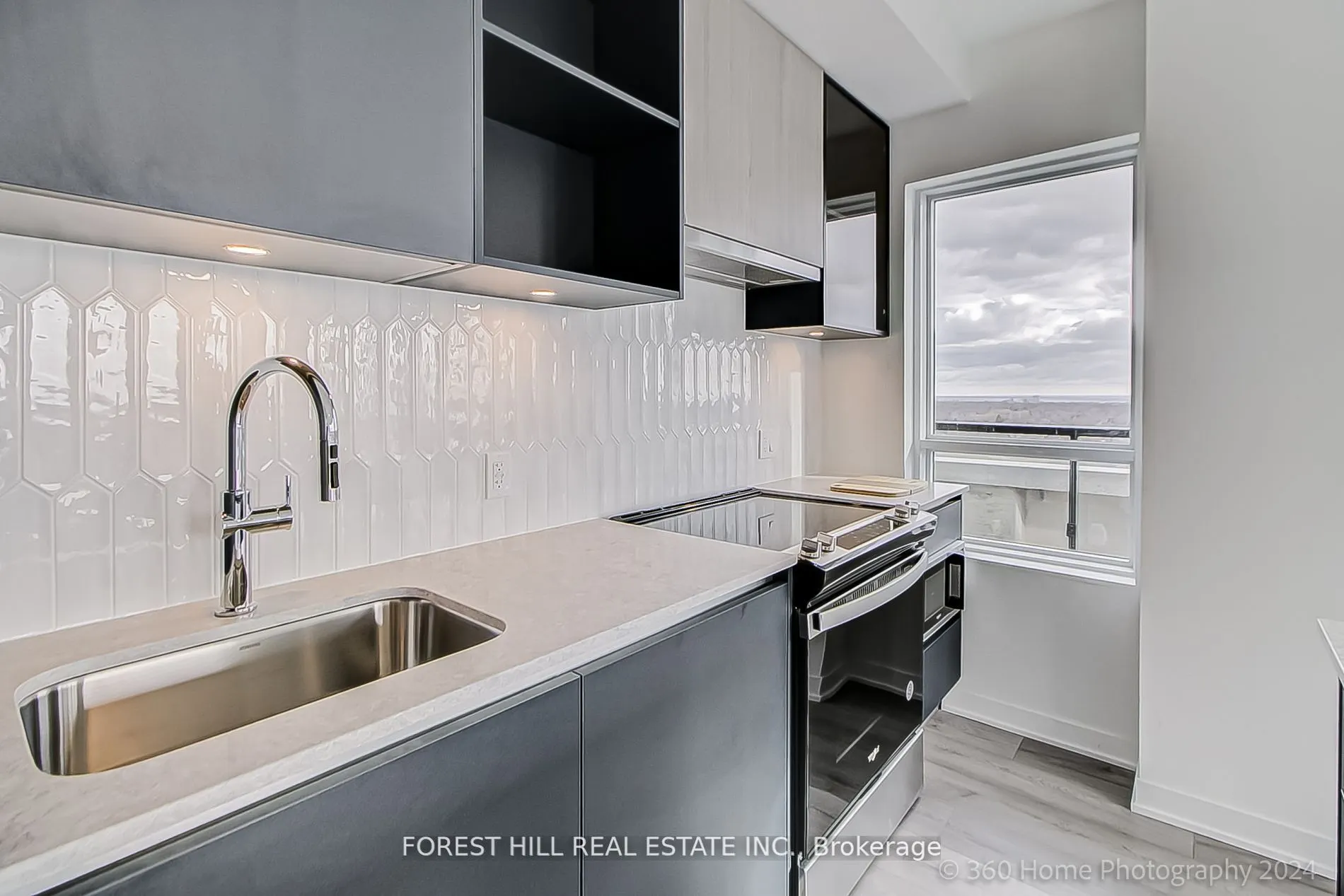 395 Dundas Street W, #PH 16