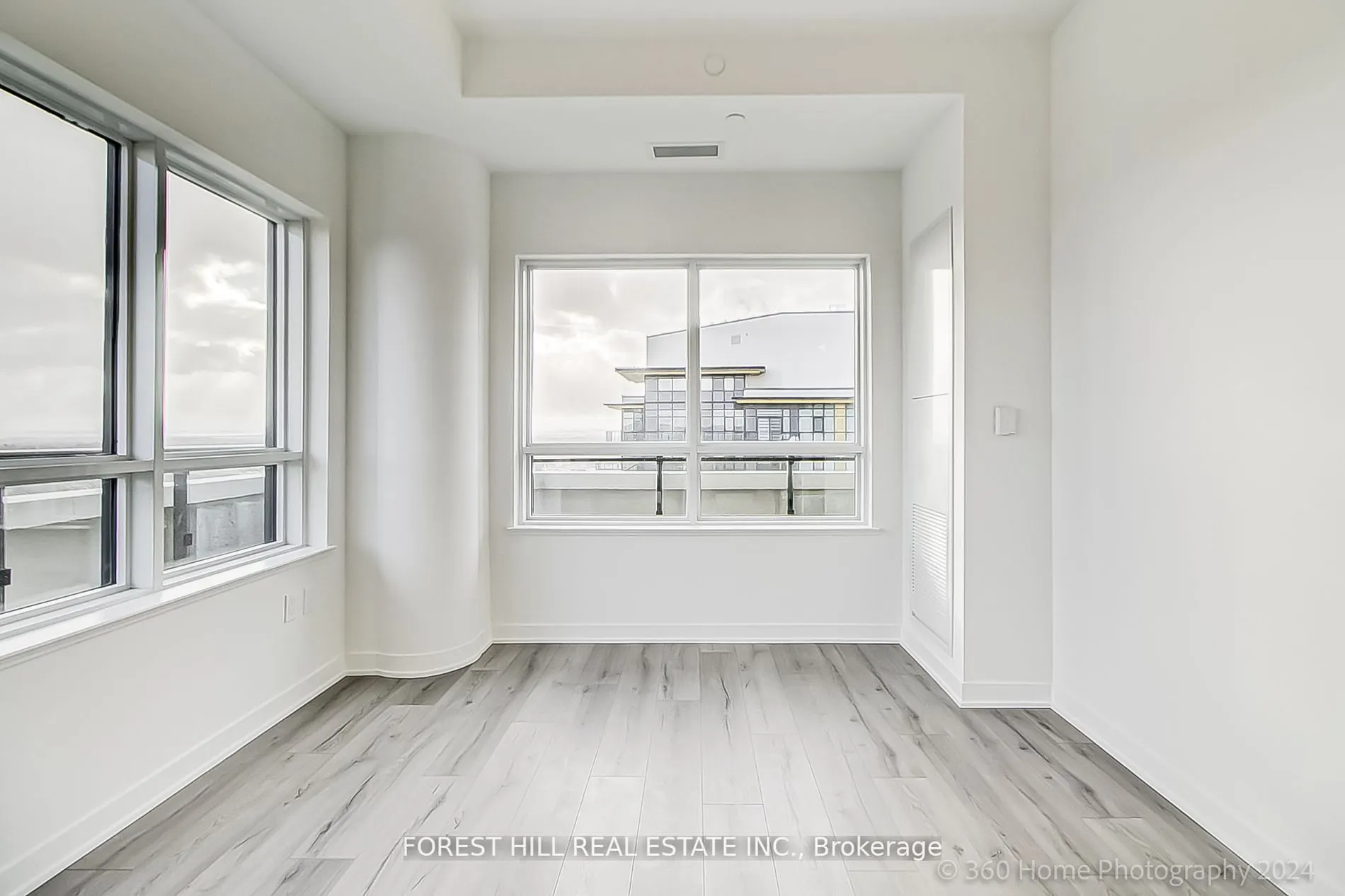 395 Dundas Street W, #PH 16