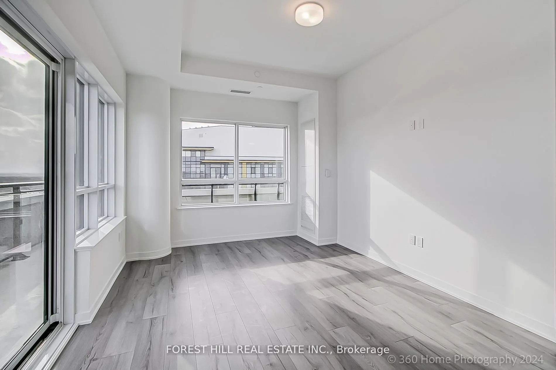 395 Dundas Street W, #PH 16