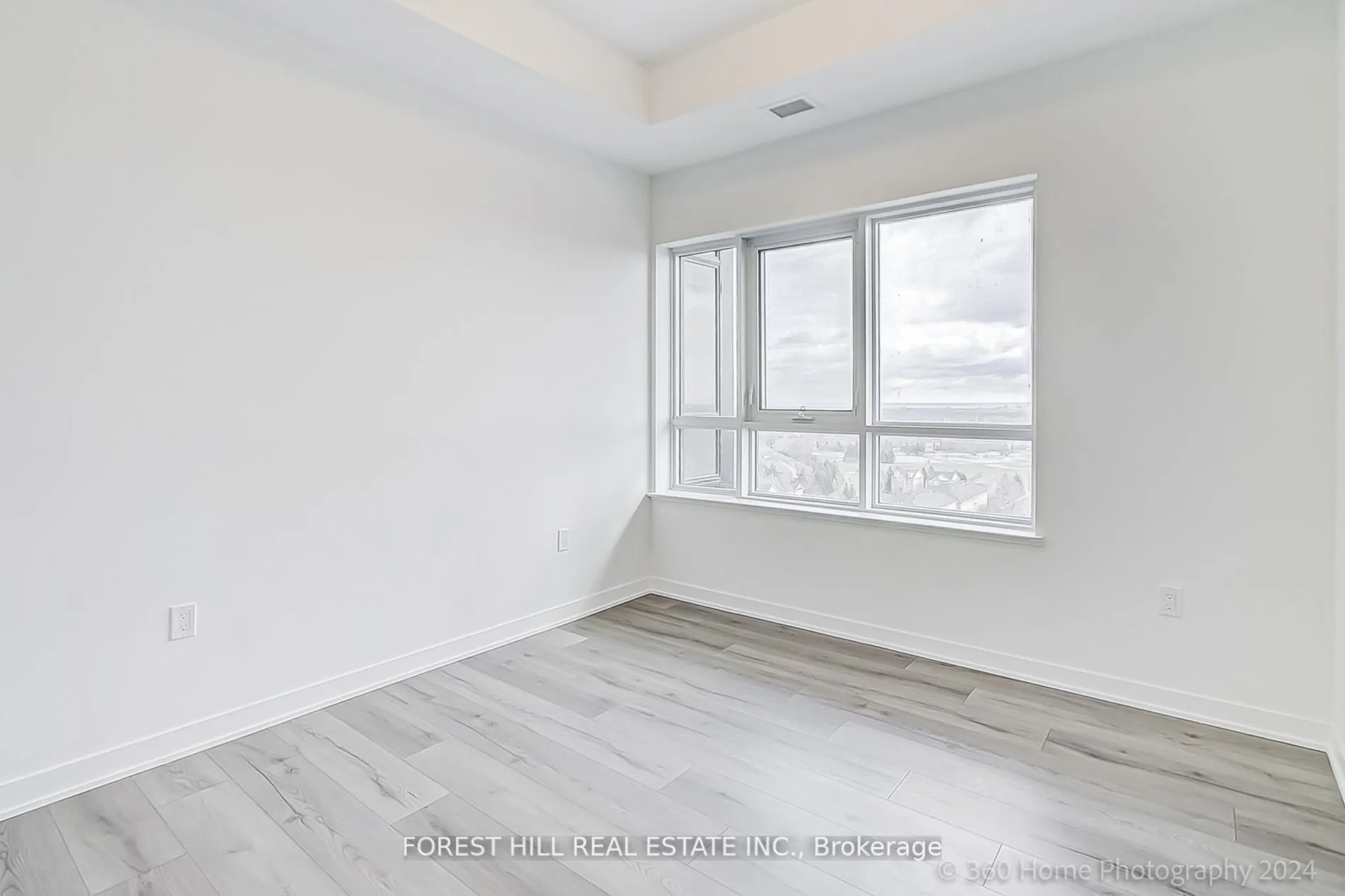 395 Dundas Street W, #PH 16