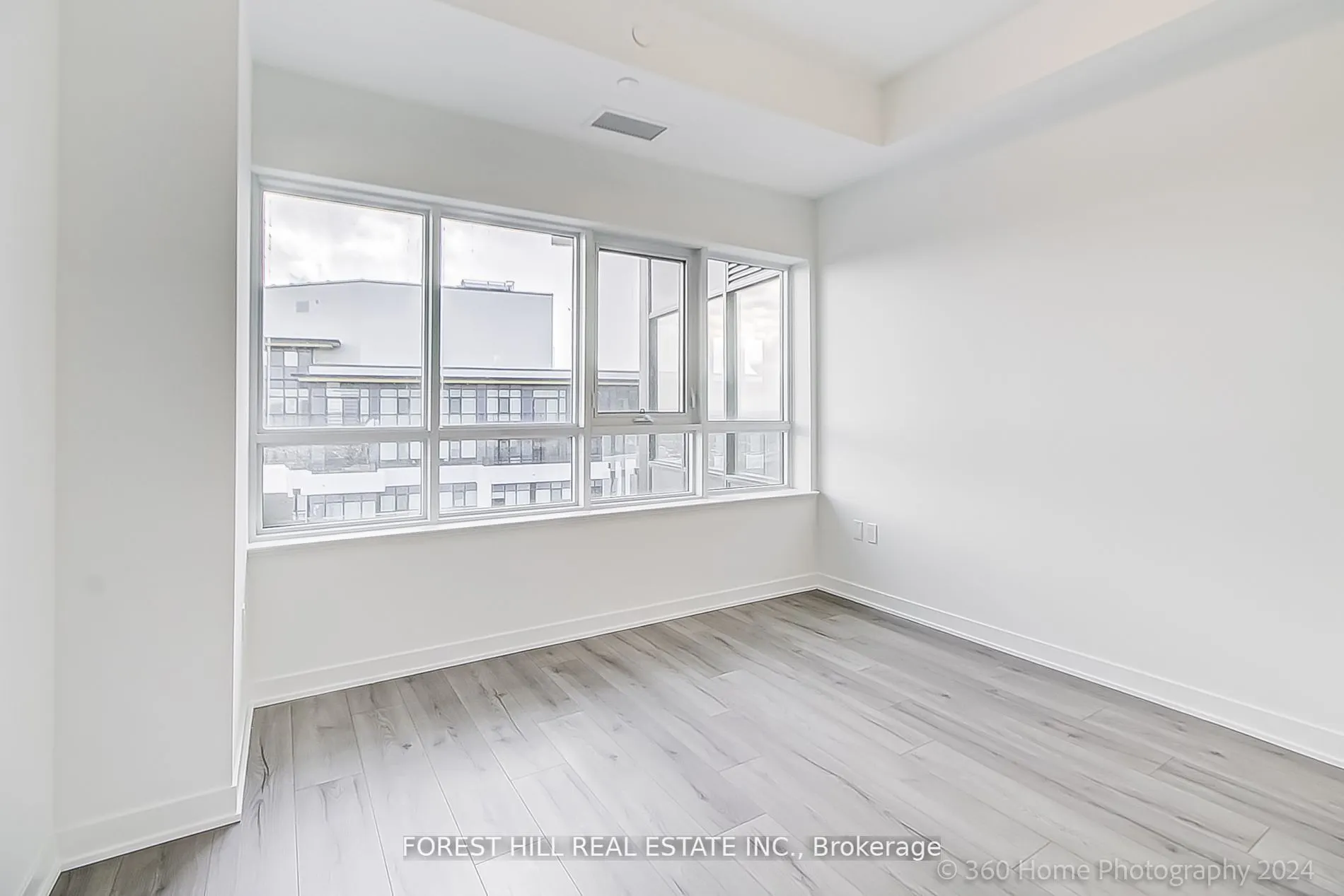395 Dundas Street W, #PH 16