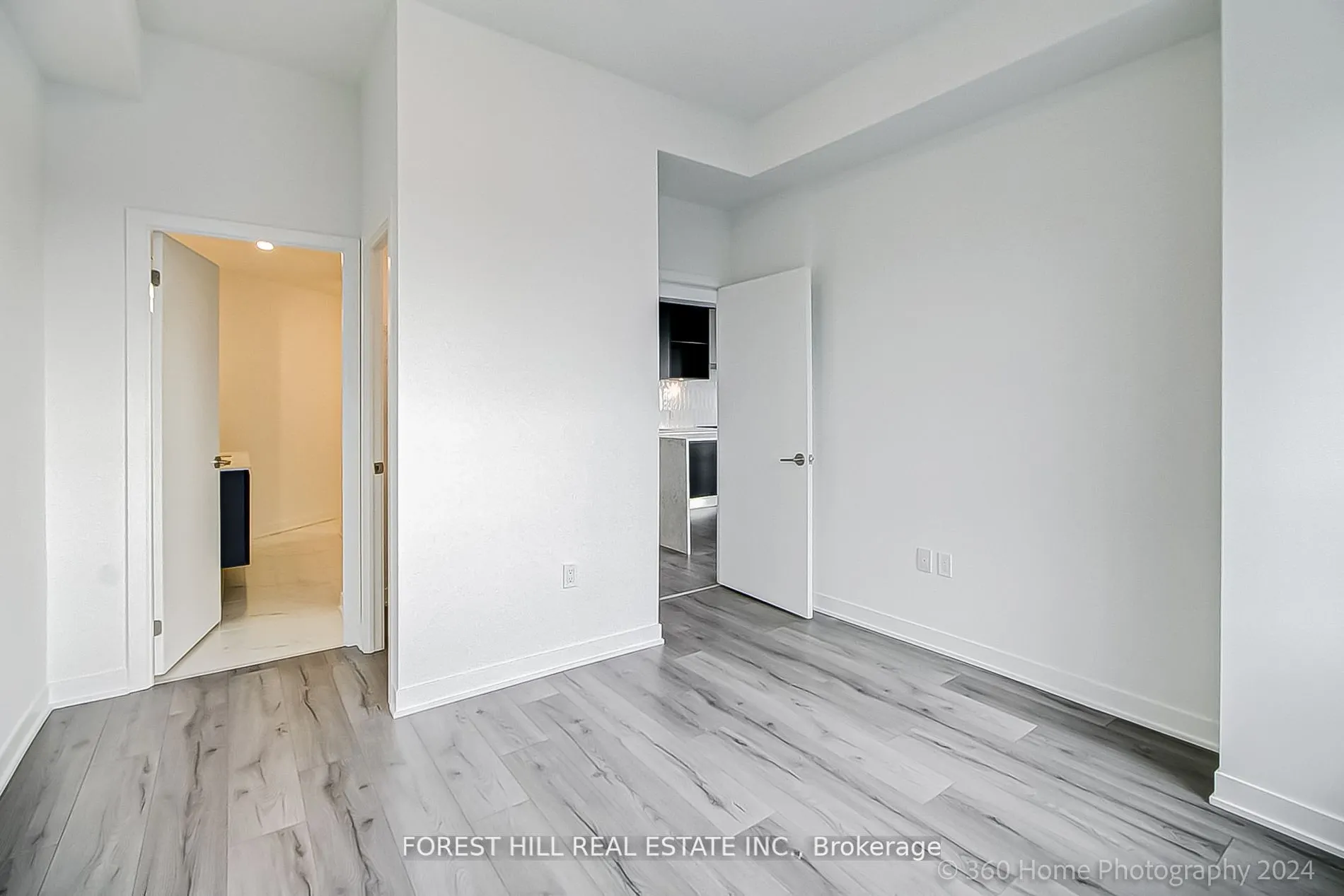 395 Dundas Street W, #PH 16