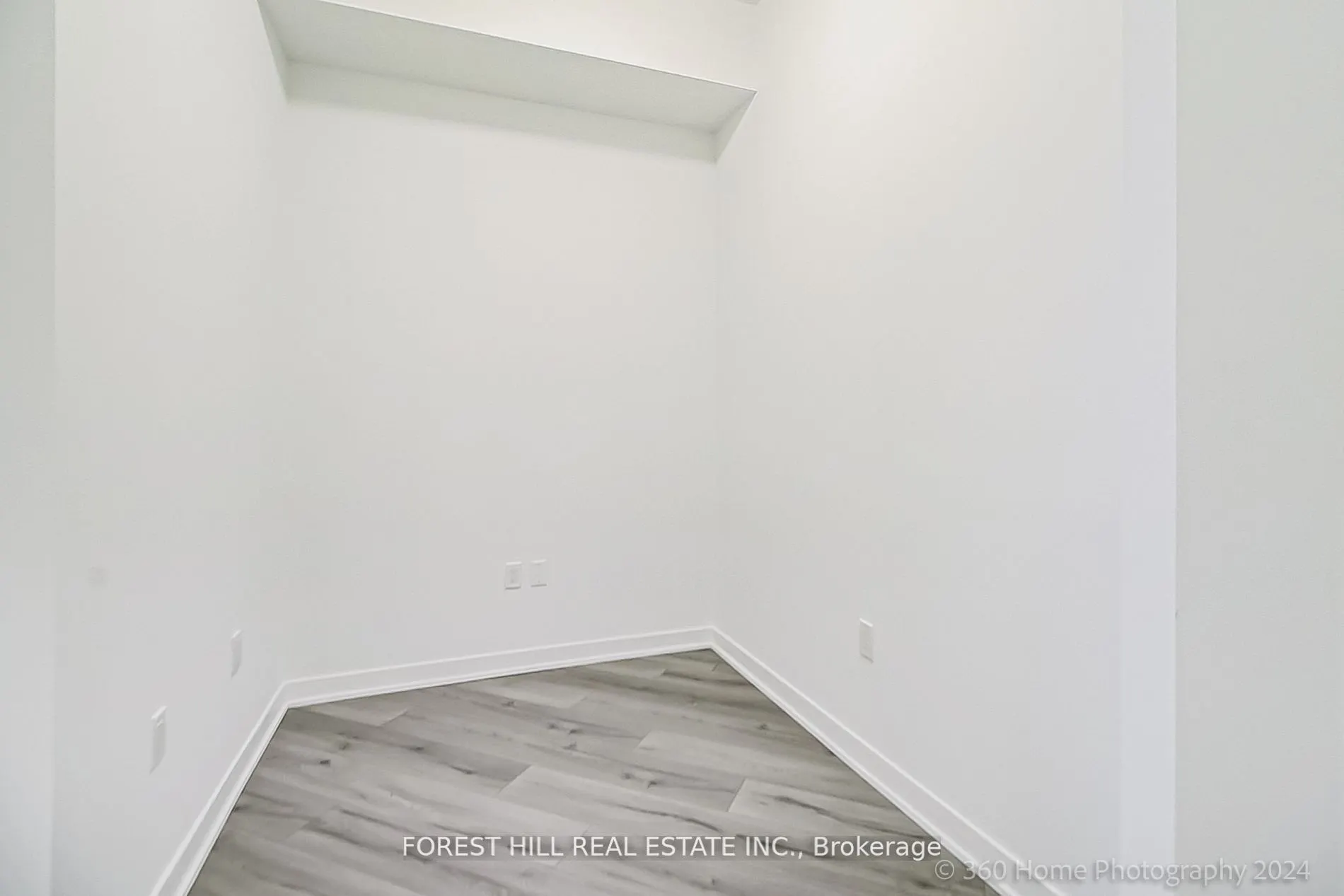 395 Dundas Street W, #PH 16