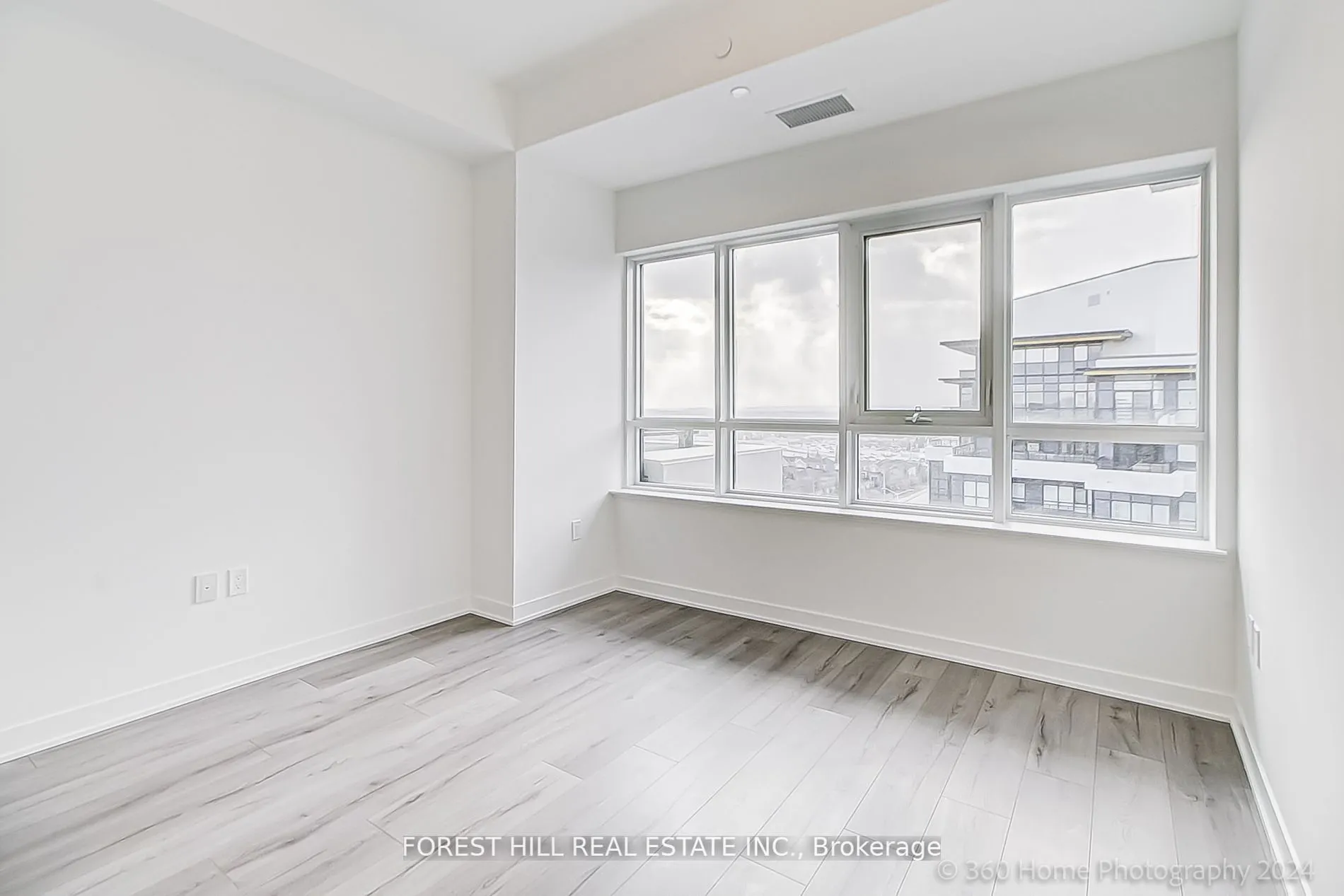 395 Dundas Street W, #PH 16