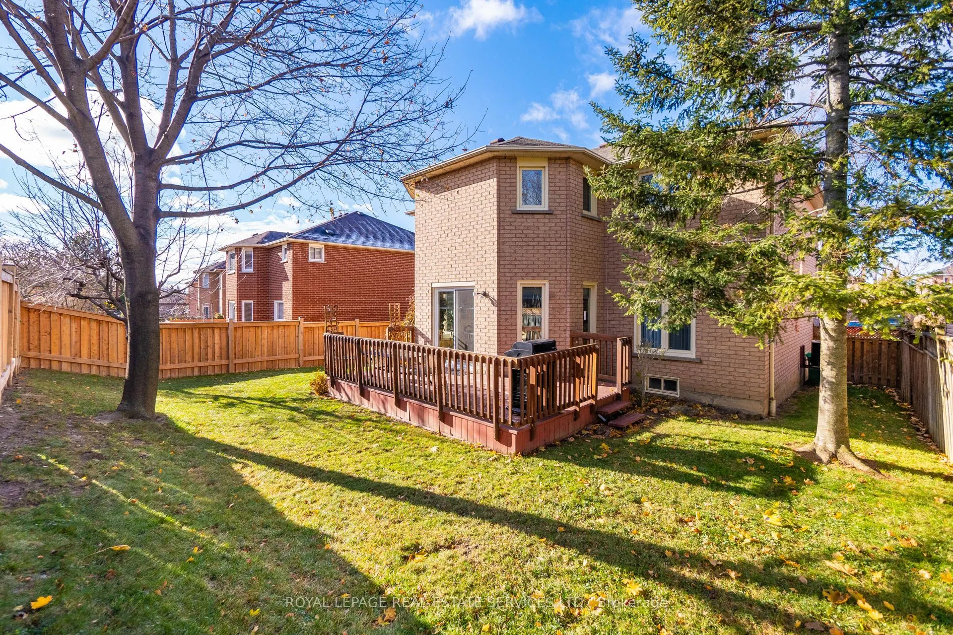 1074 Bradbury Chase
