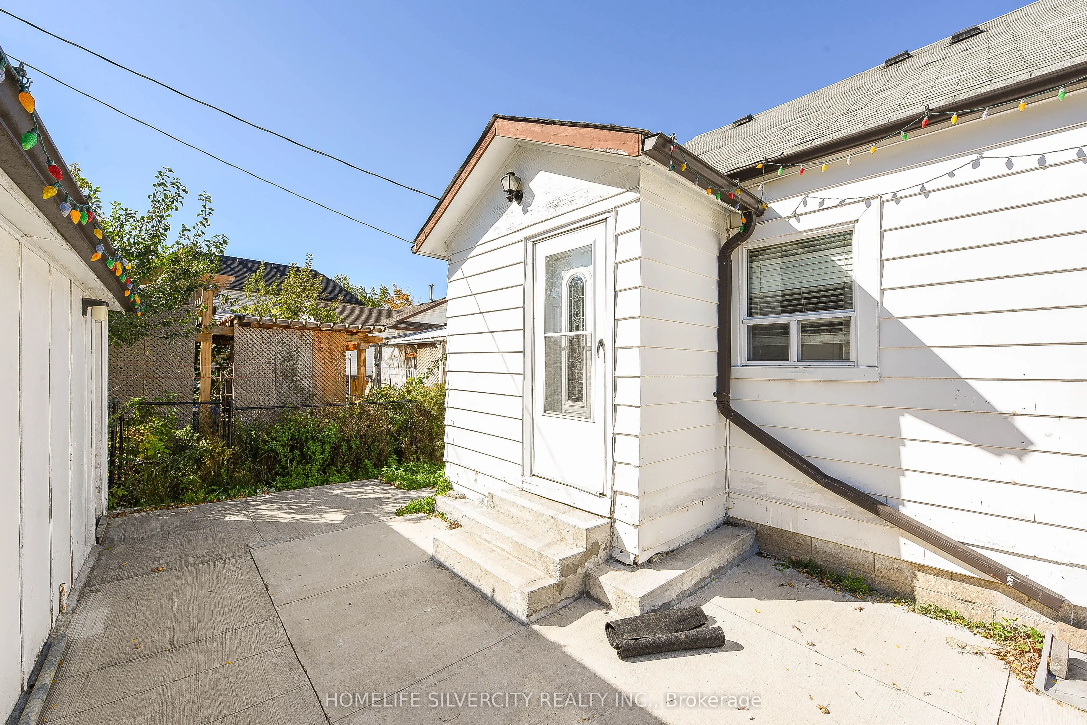 3076 Churchill Avenue