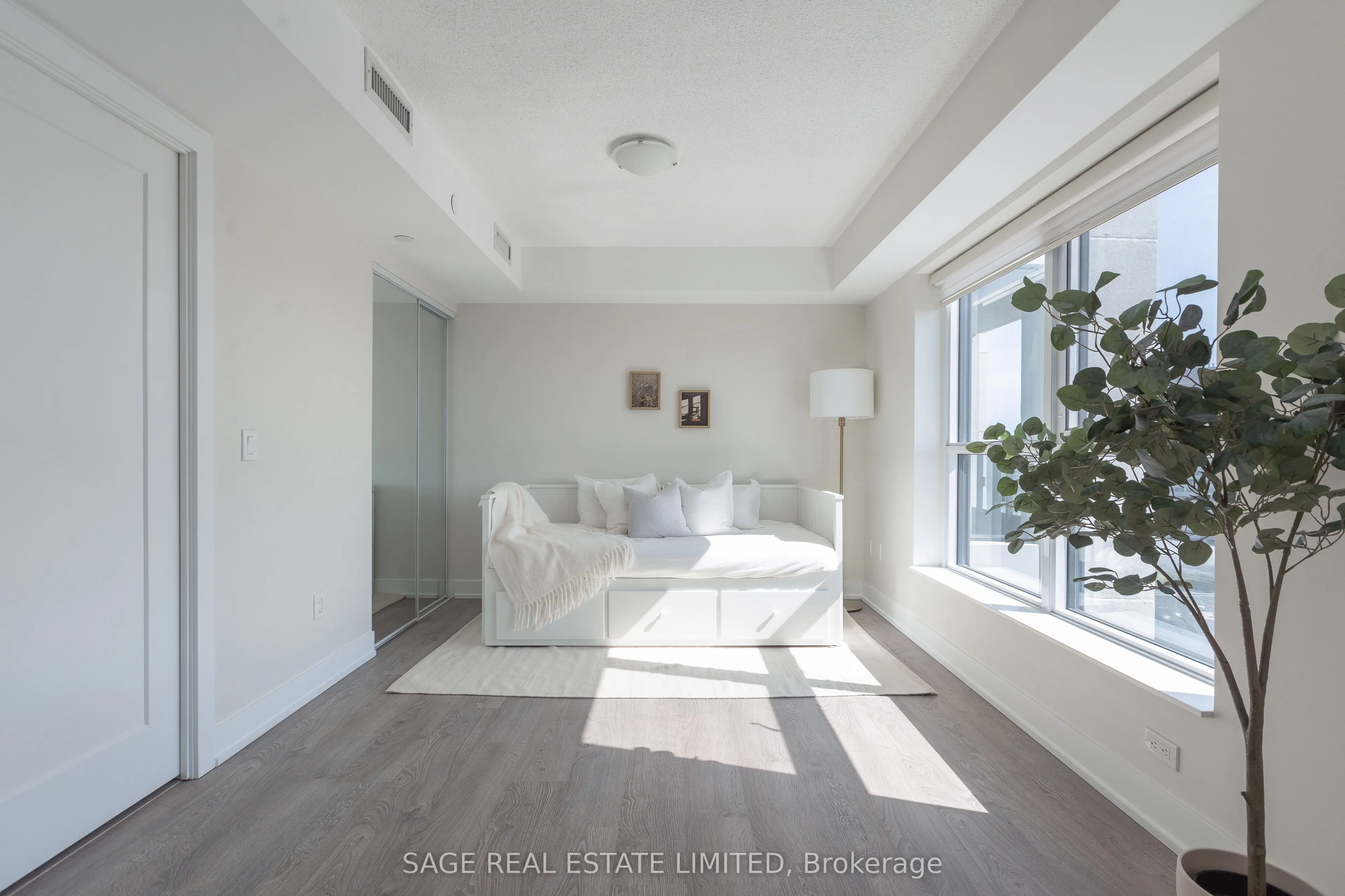 9 Mabelle Avenue, #1423