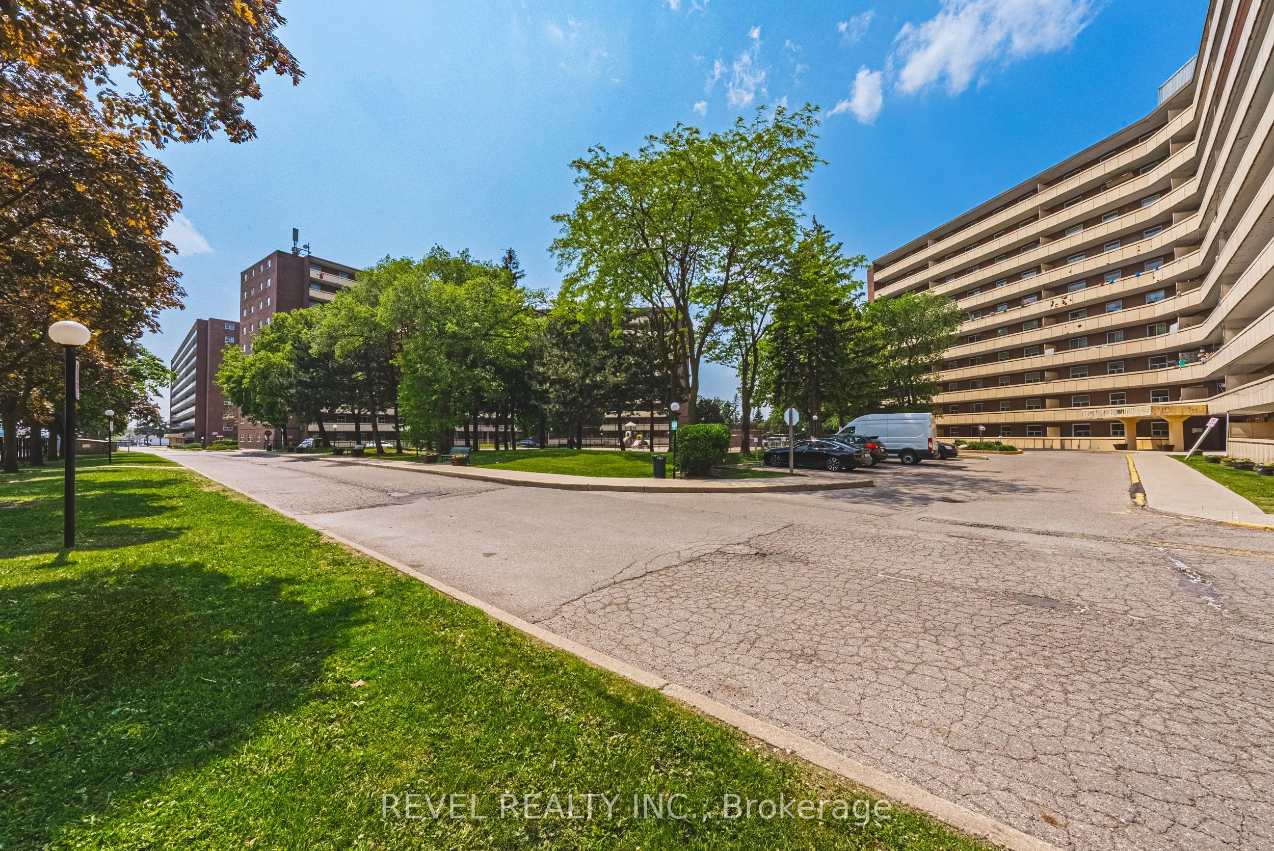 3577 Derry Road E, #805