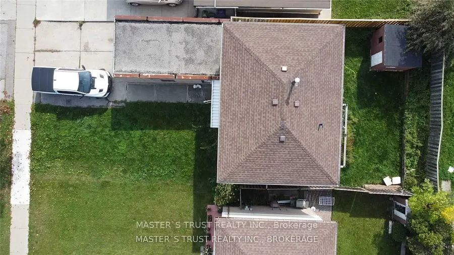 8 Mosque Crescent