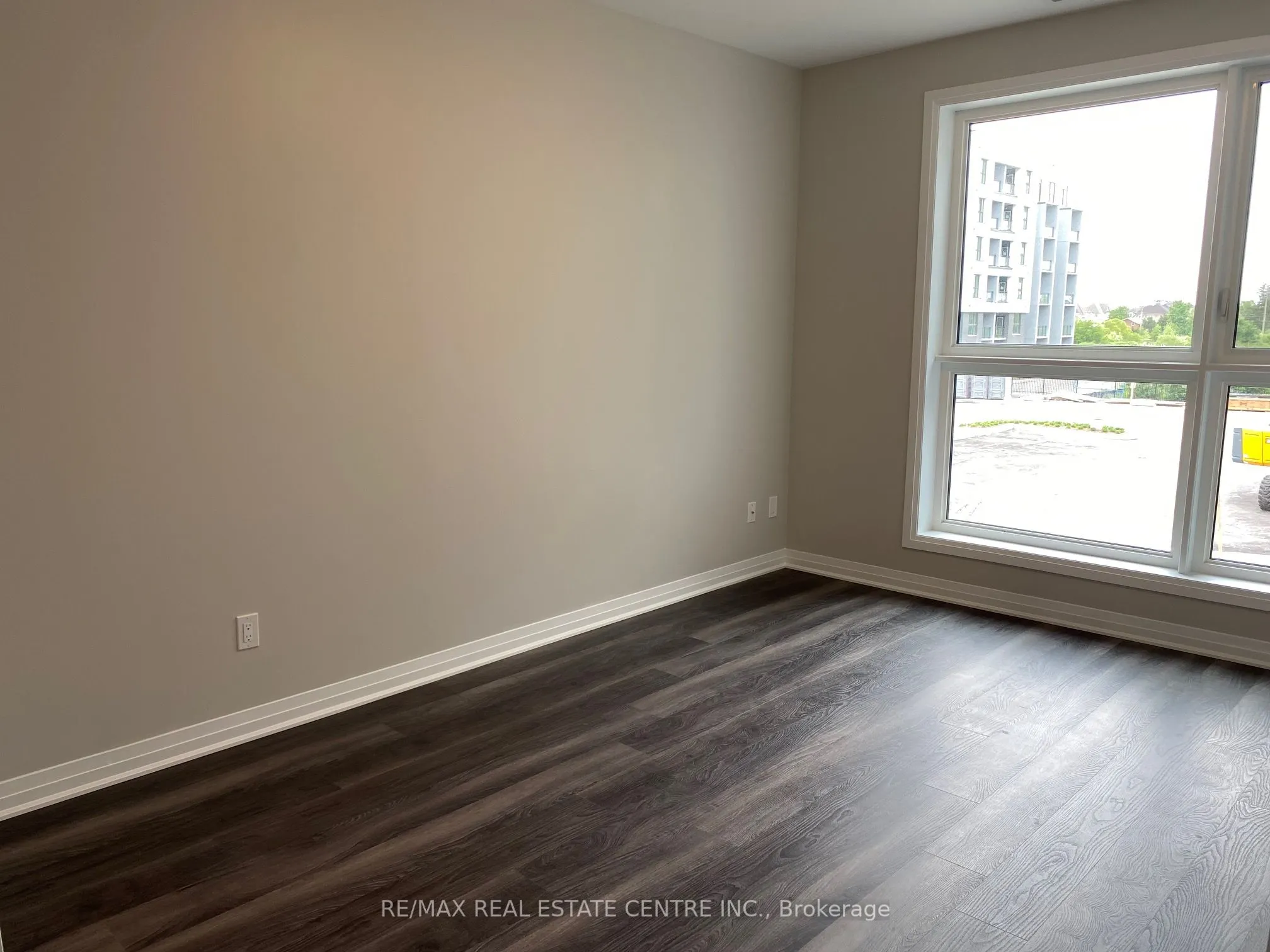 95 Dundas Street W, #228