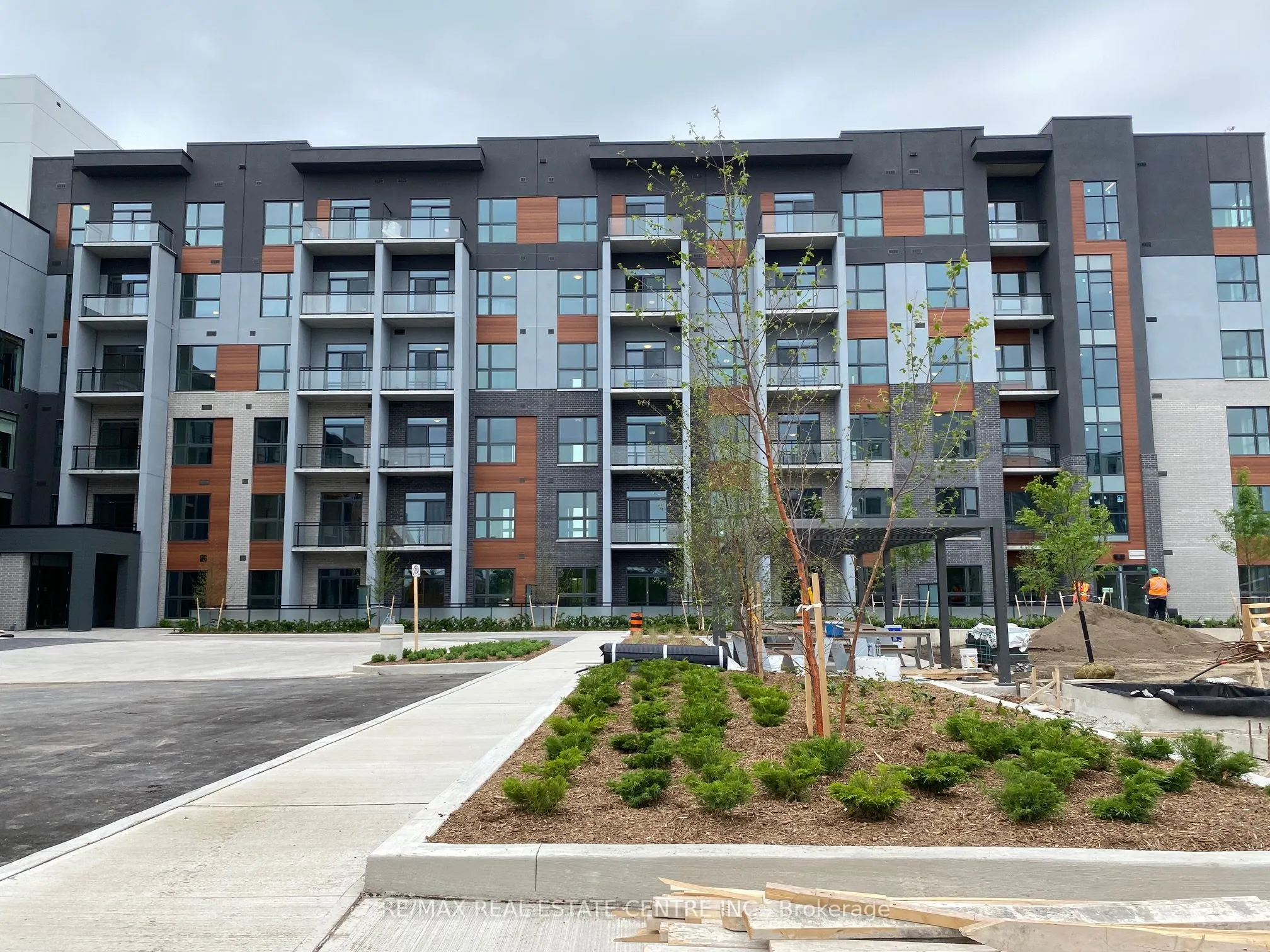 95 Dundas Street W, #228