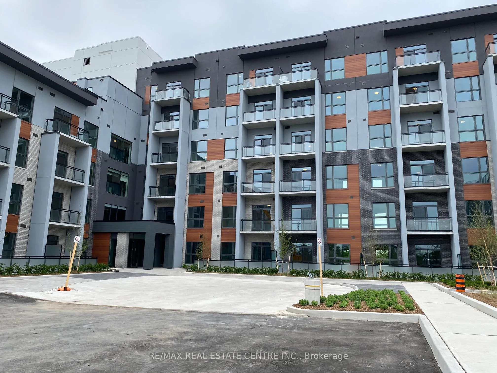 95 Dundas Street W, #228