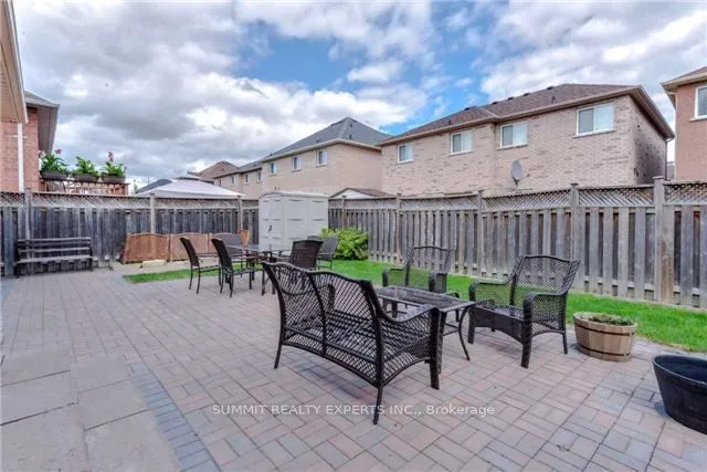 23 Bissell Drive N