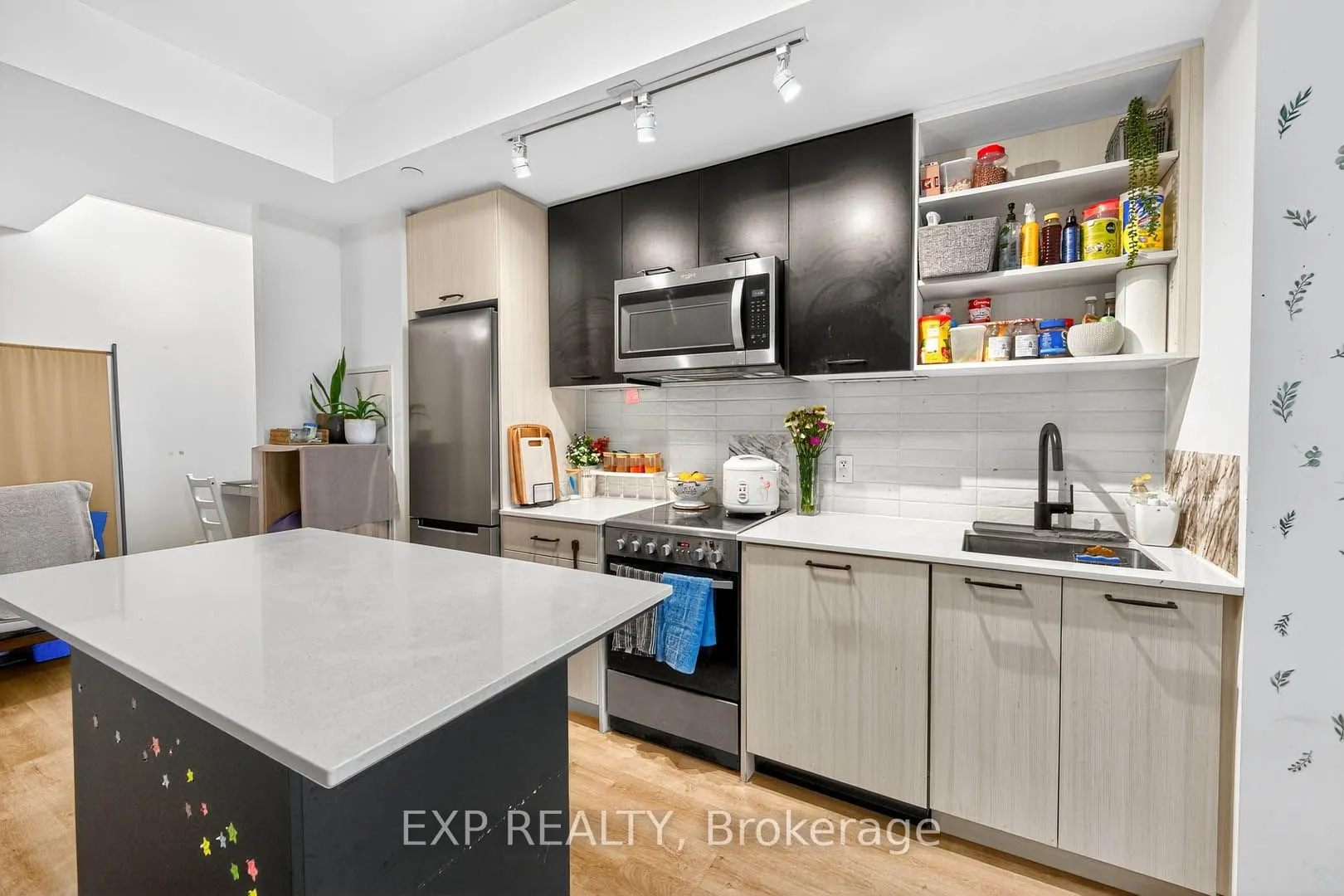 2300 St Clair Avenue W, #813