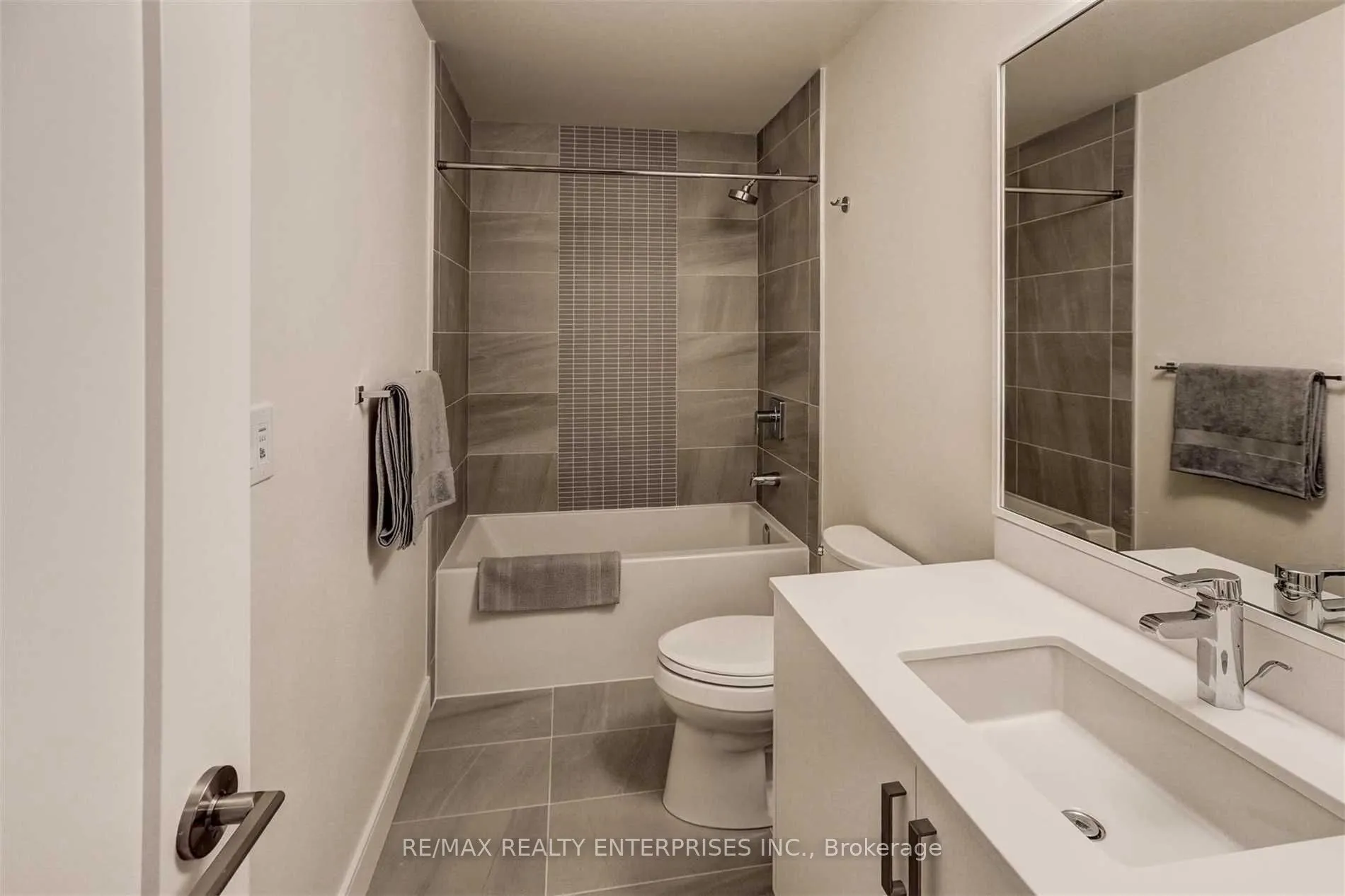 1575 Lakeshore Road W, #320