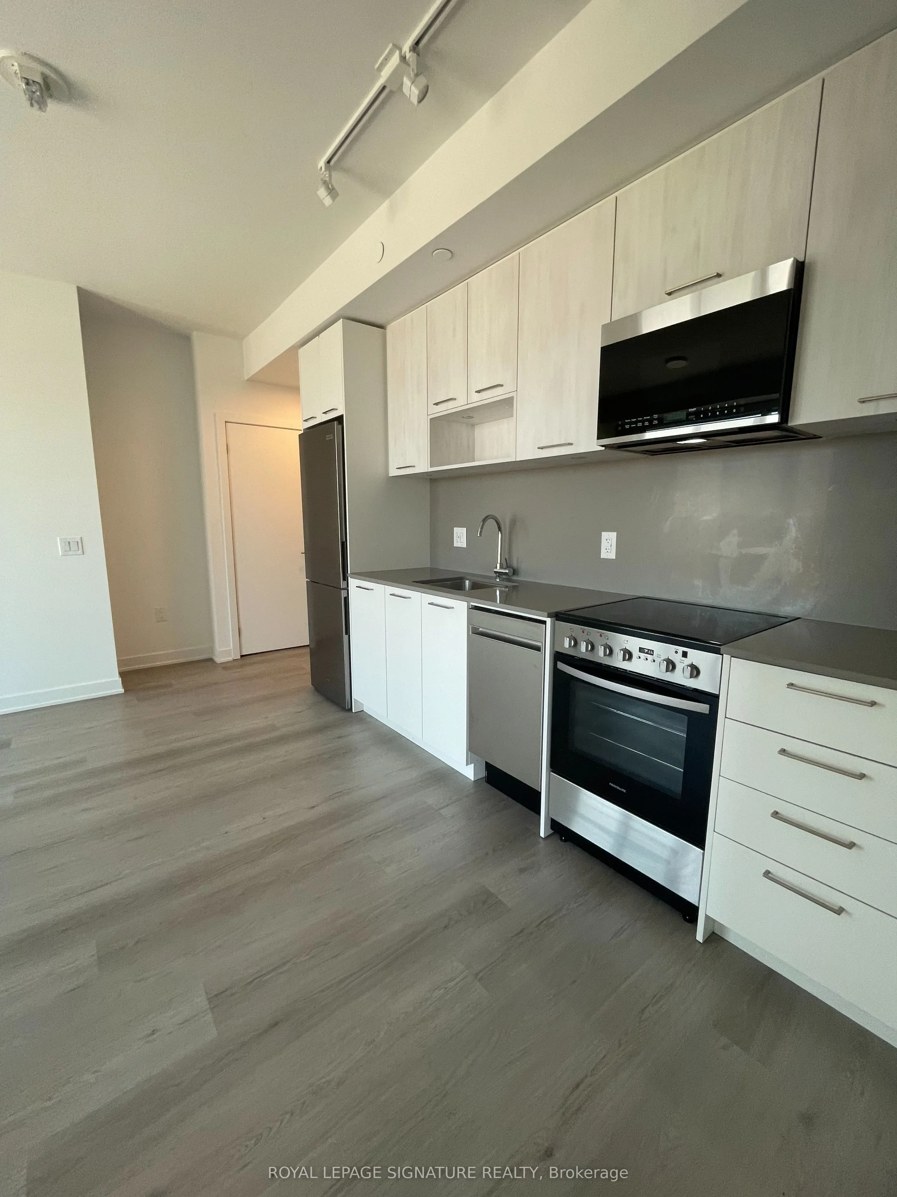 40 Lagerfeld Drive, #901