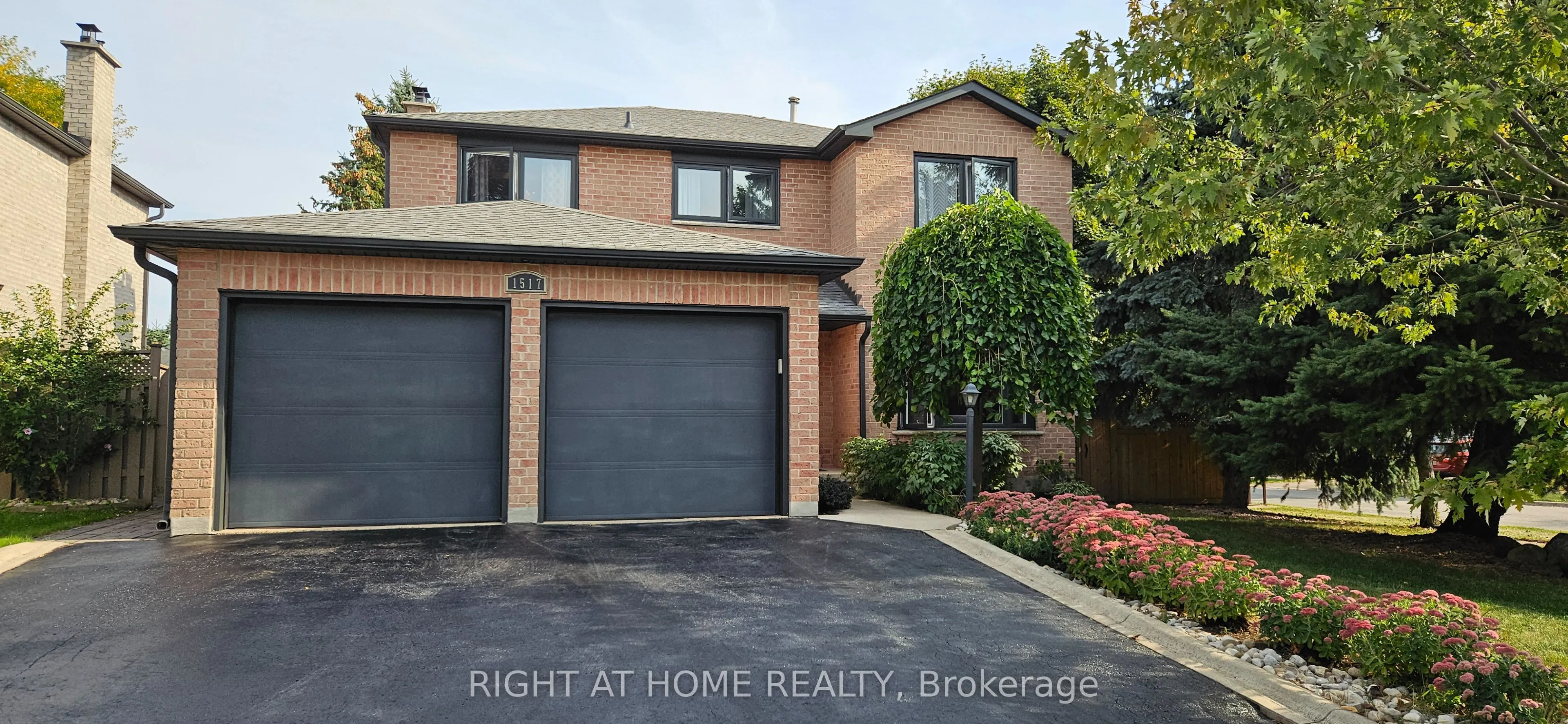 1517 Queensbury Crescent
