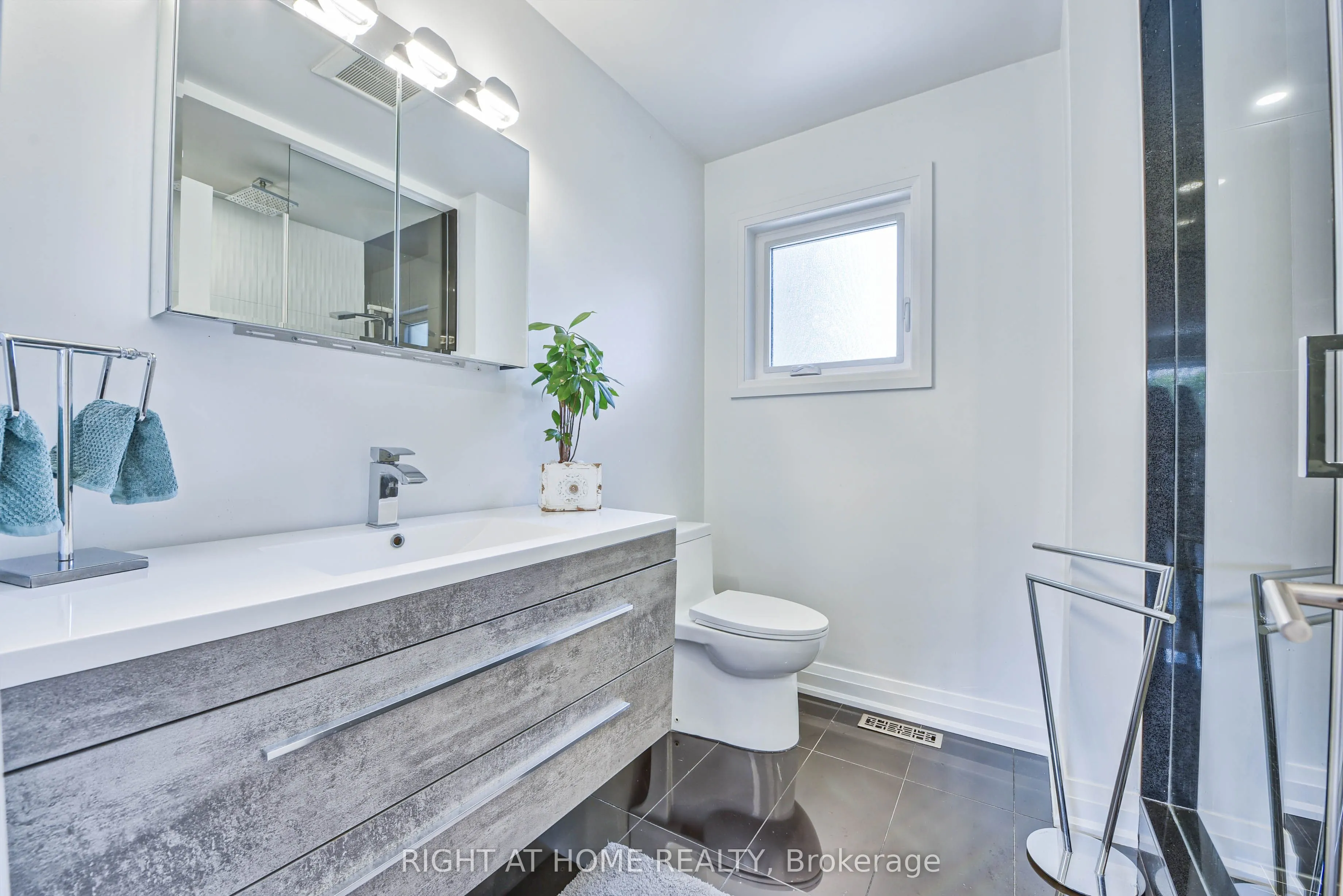 1517 Queensbury Crescent