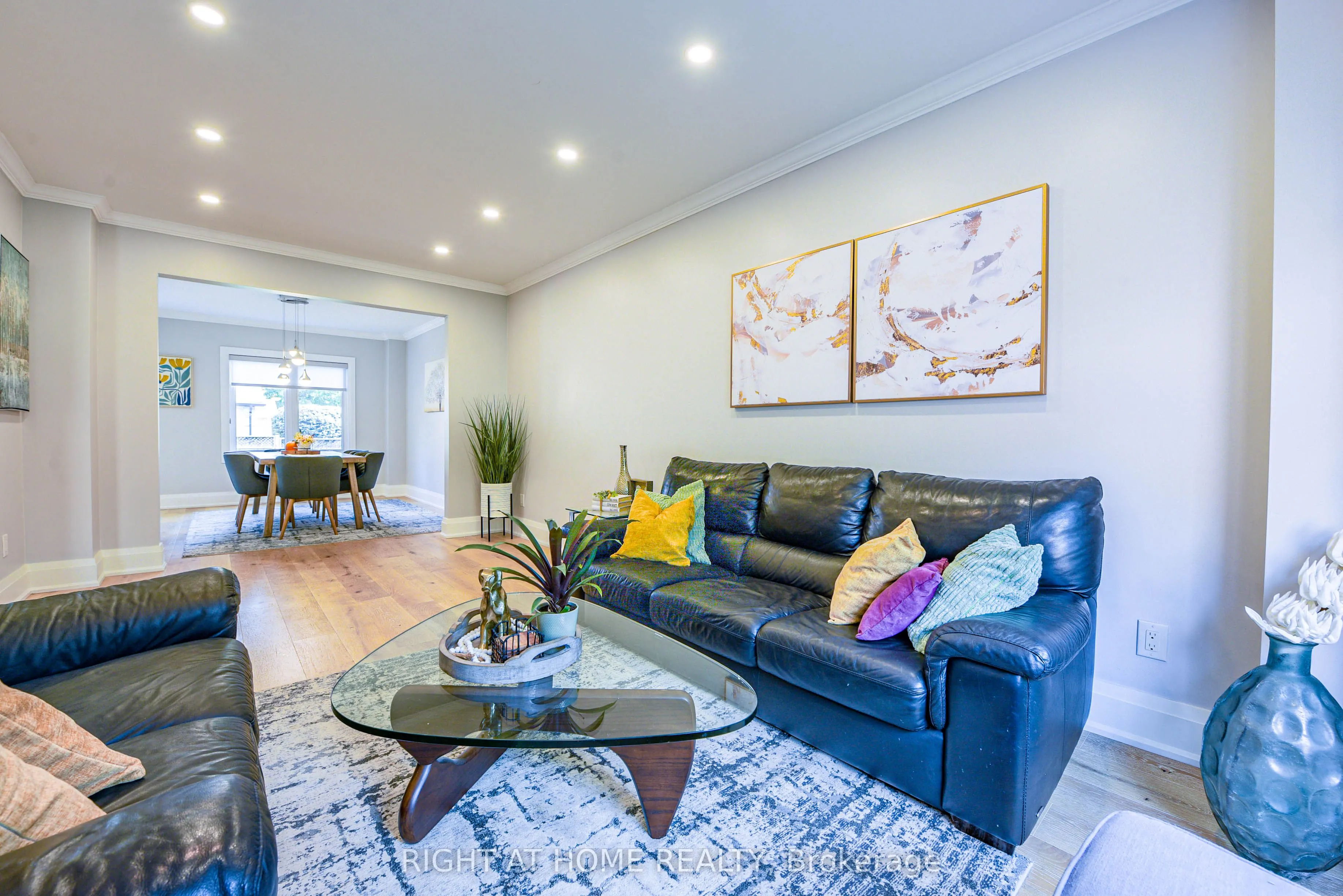 1517 Queensbury Crescent