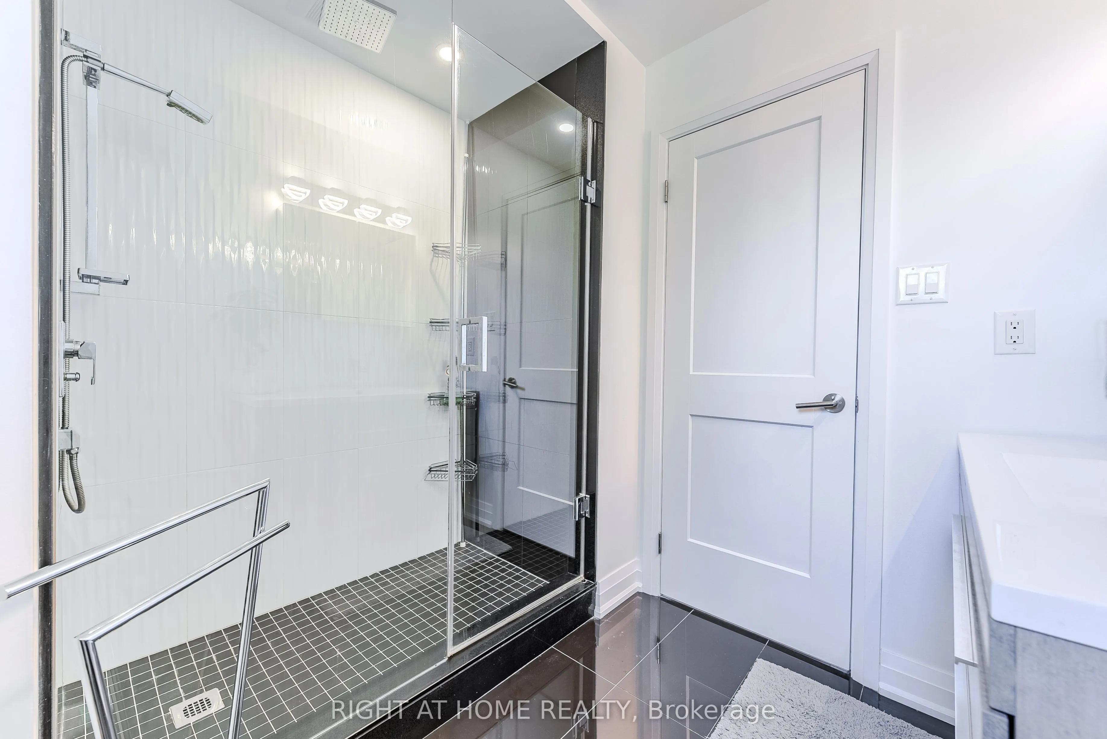 1517 Queensbury Crescent