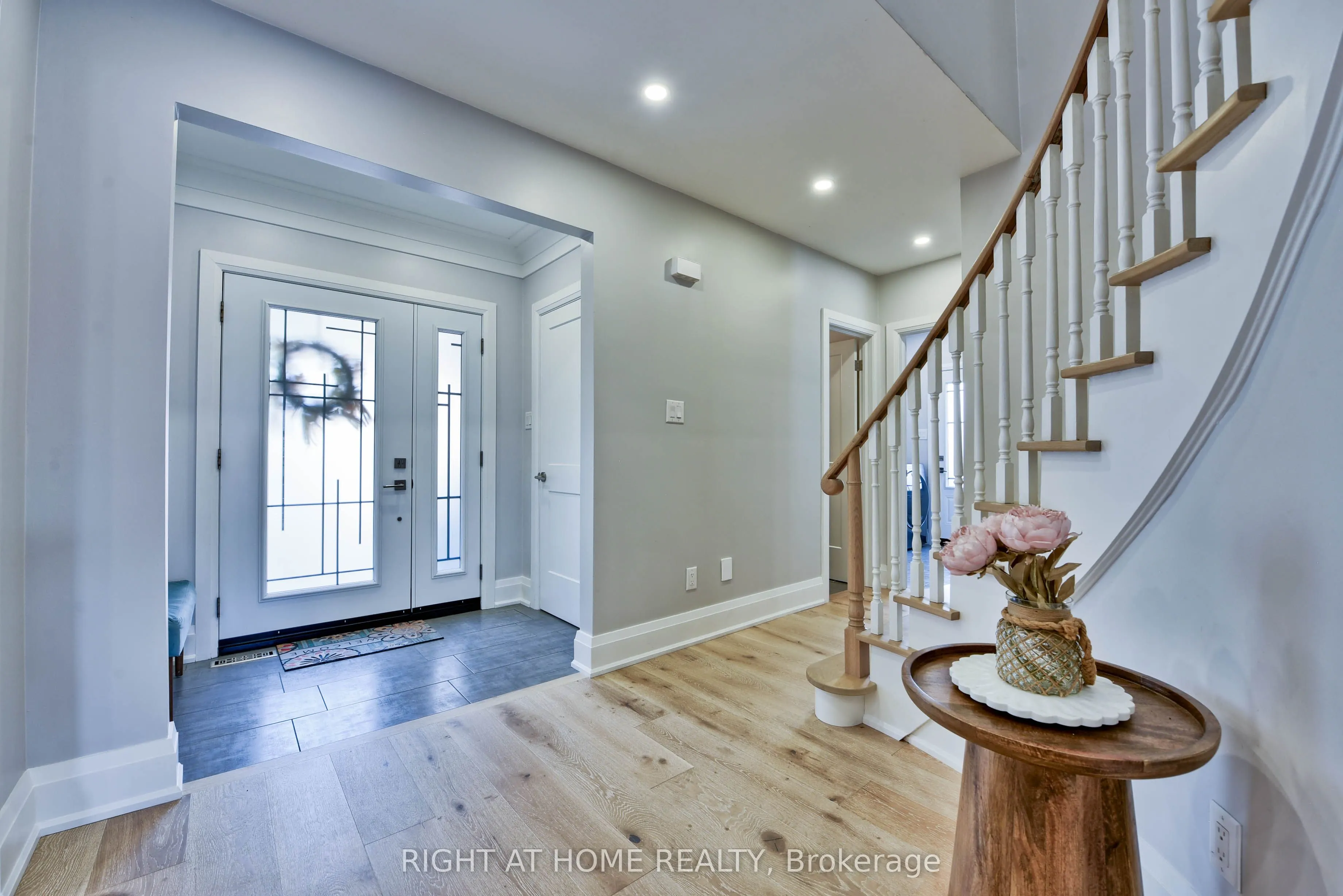 1517 Queensbury Crescent