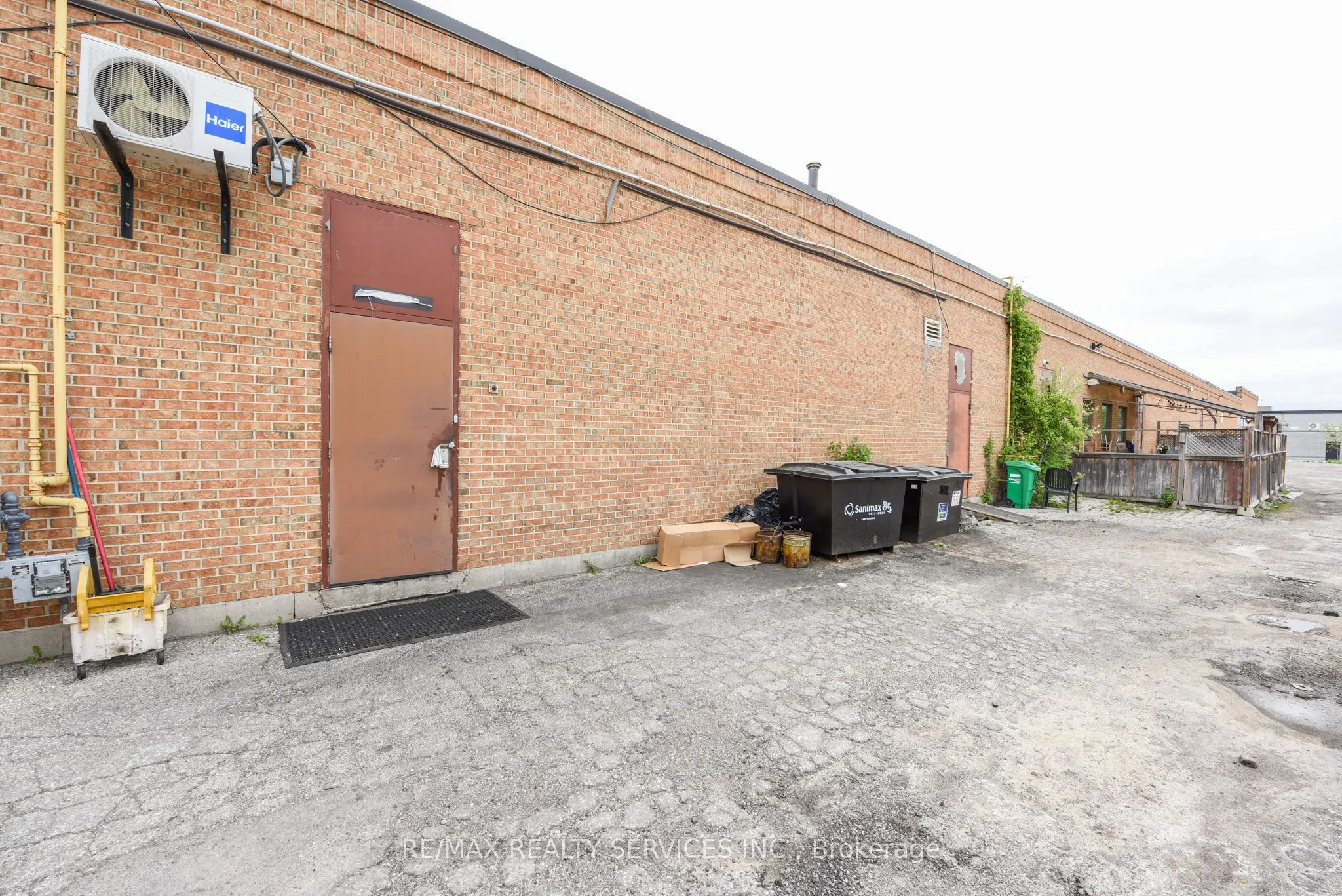 180 sandalwood Parkway E