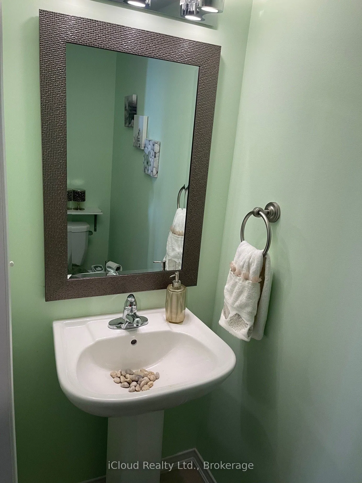 2492 Post Road, #8