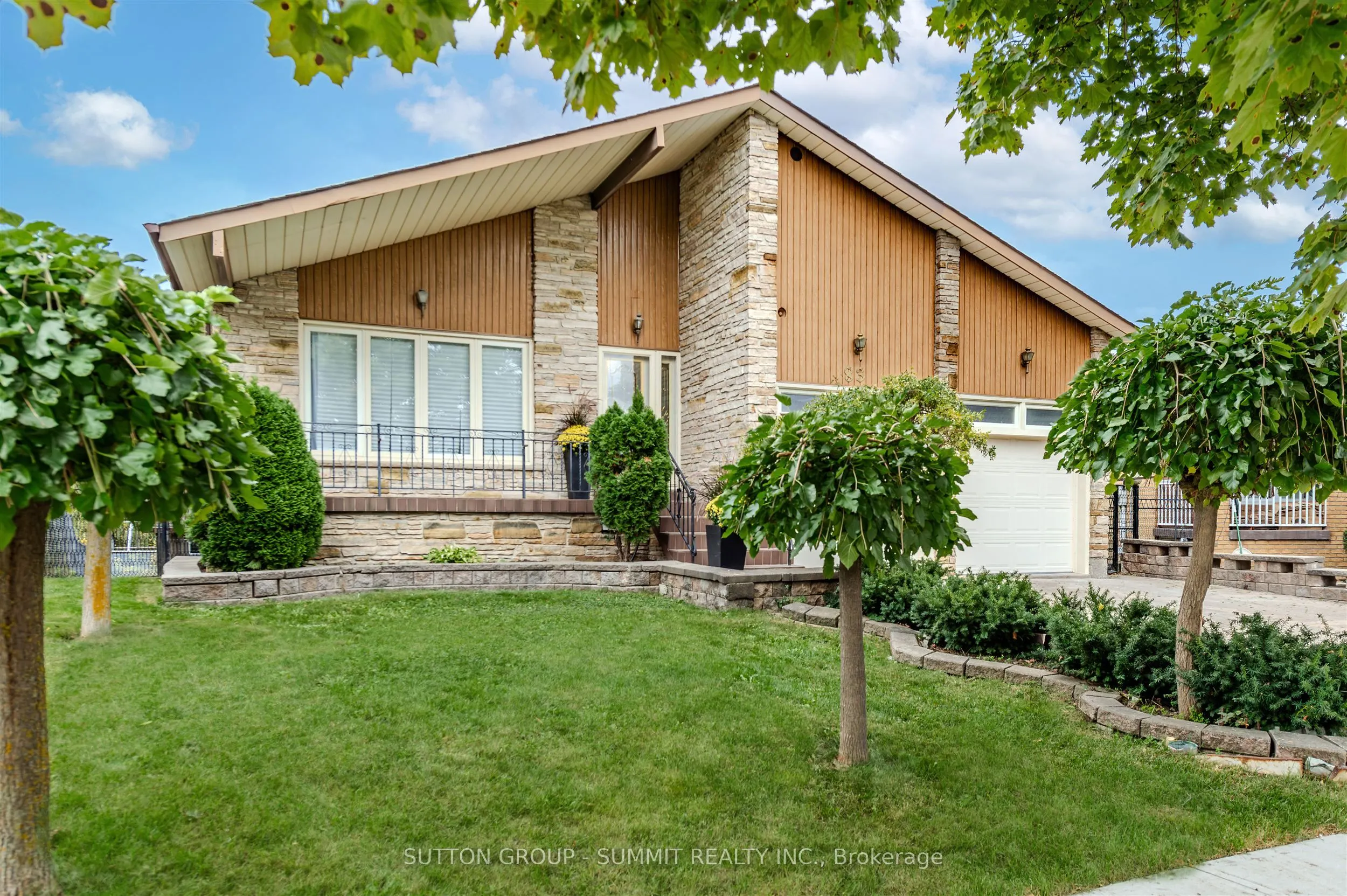 83 CURTIS Drive