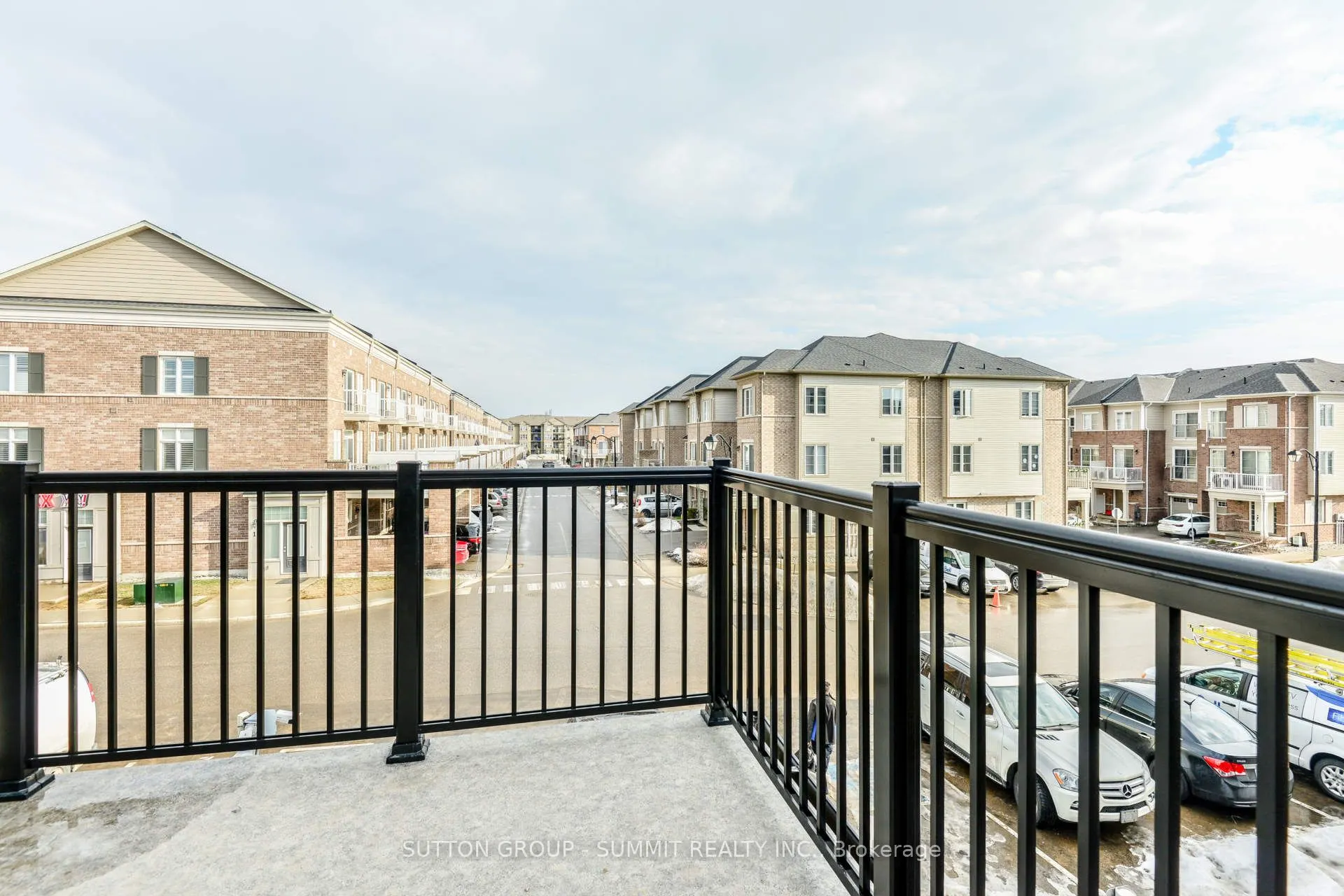 1200 MAIN Street E, #209