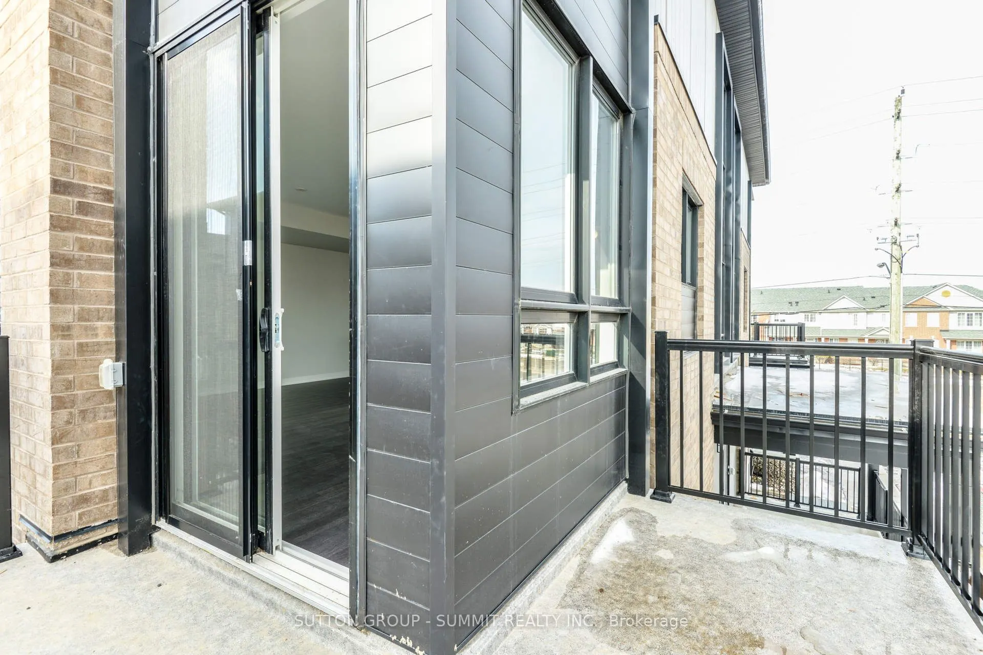 1200 MAIN Street E, #209