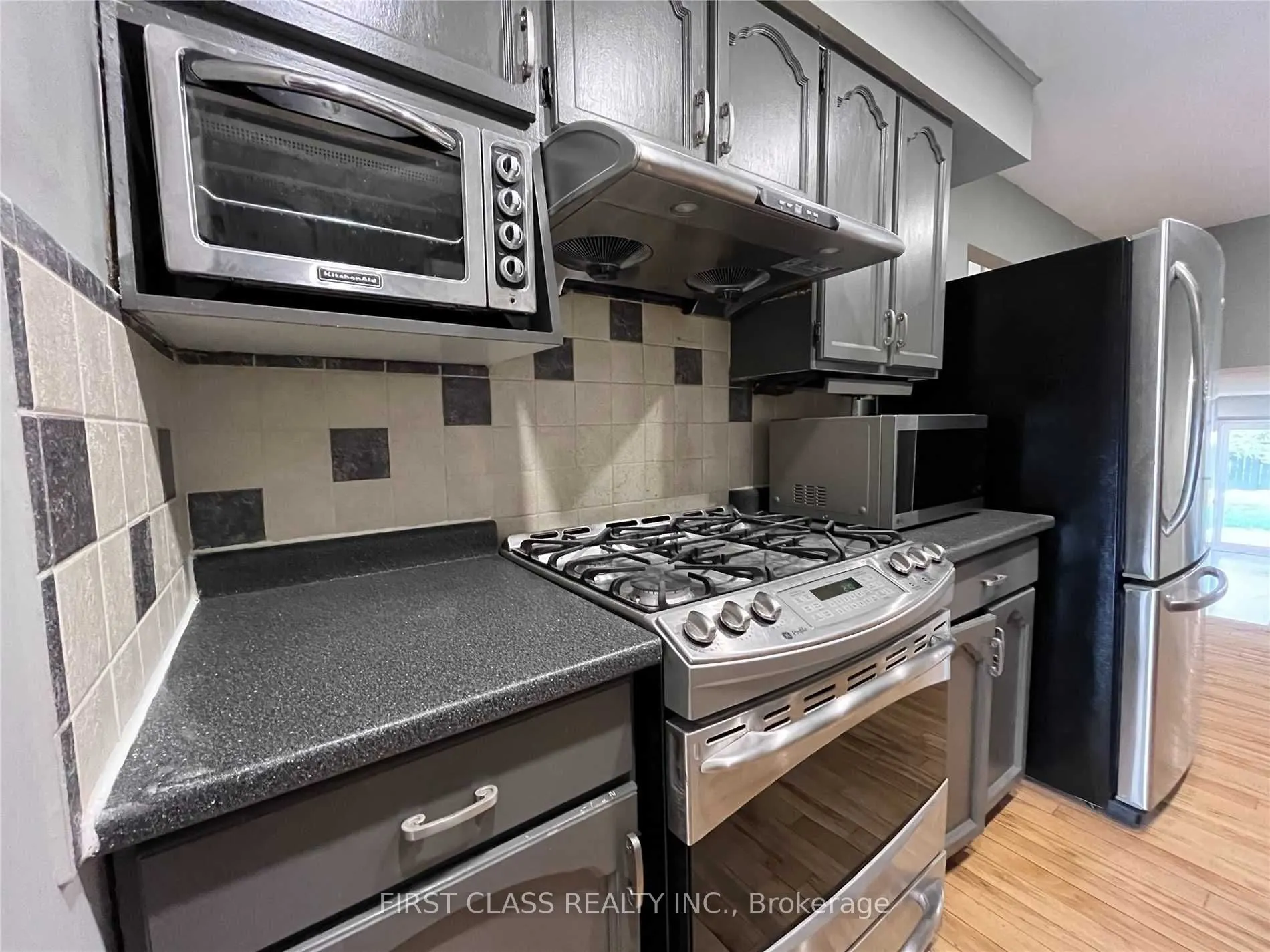 2571 Palisander Avenue, #Upper