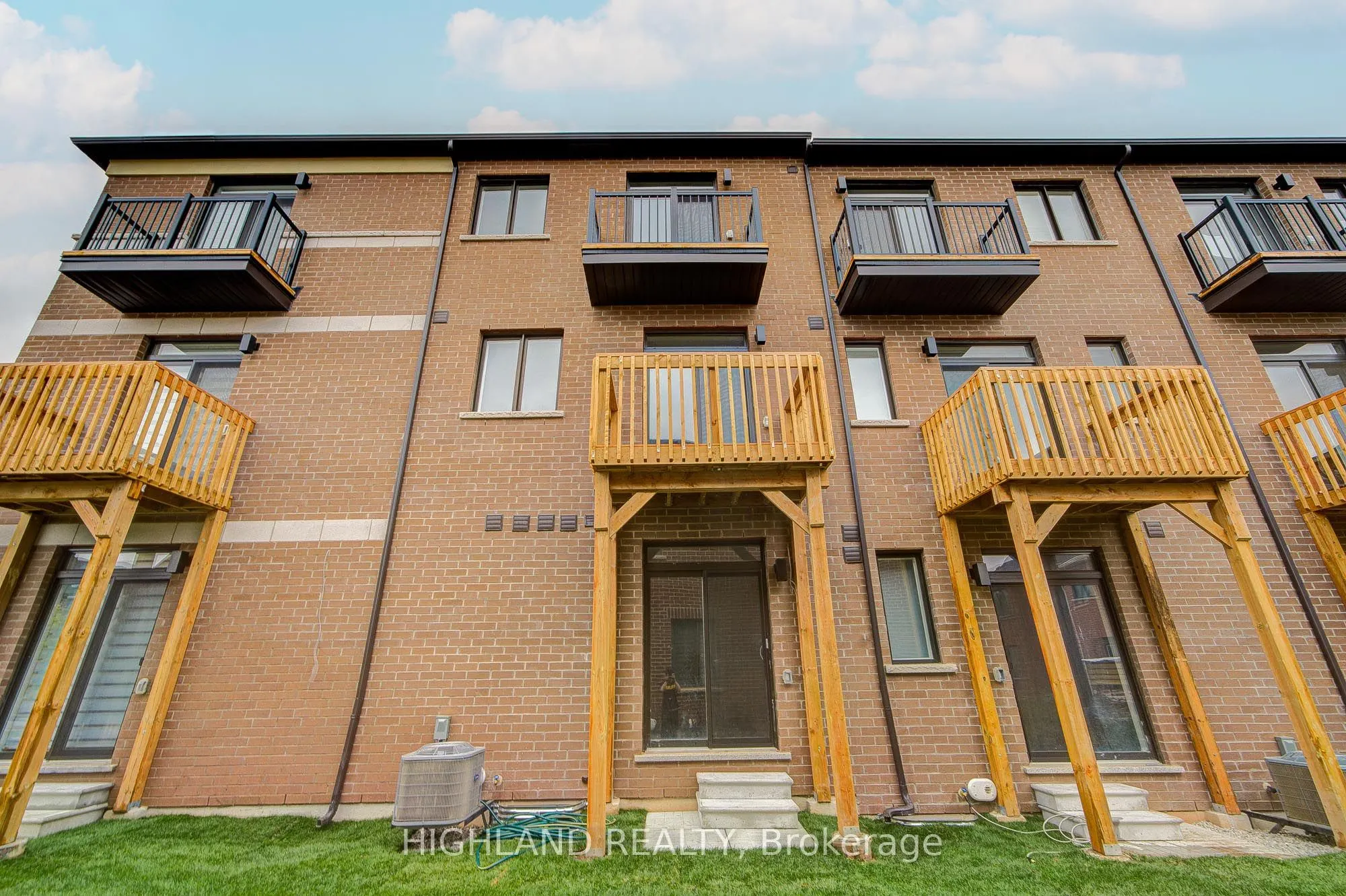 1162 Dartmouth Crescent